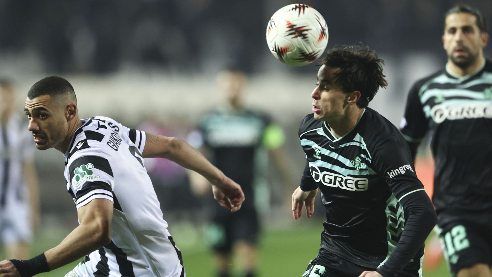 Valentín Gómez ante el ariete Giakoumakis.