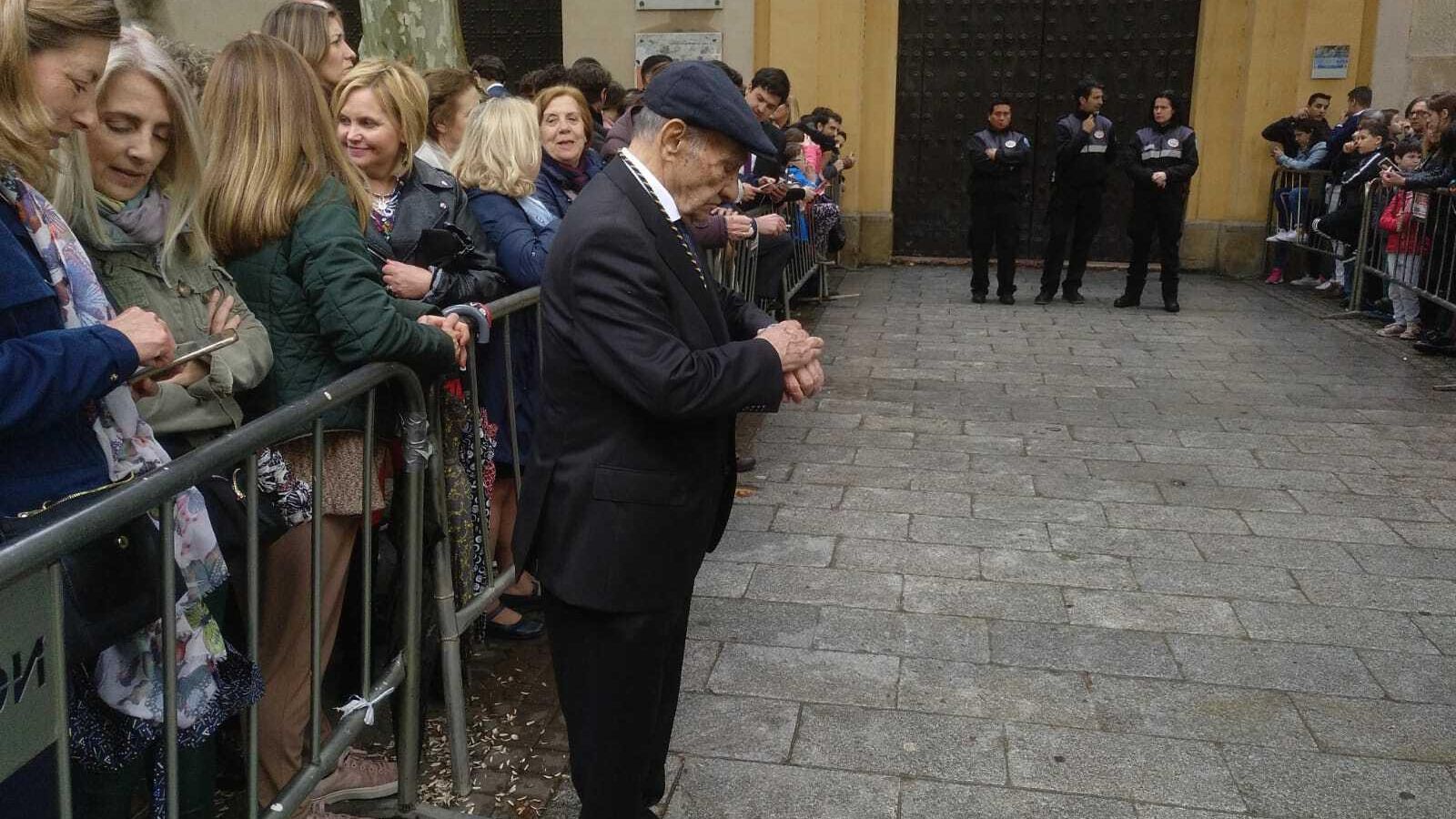 El público espera la salida de la Quinta Angustia en la Magdalena.