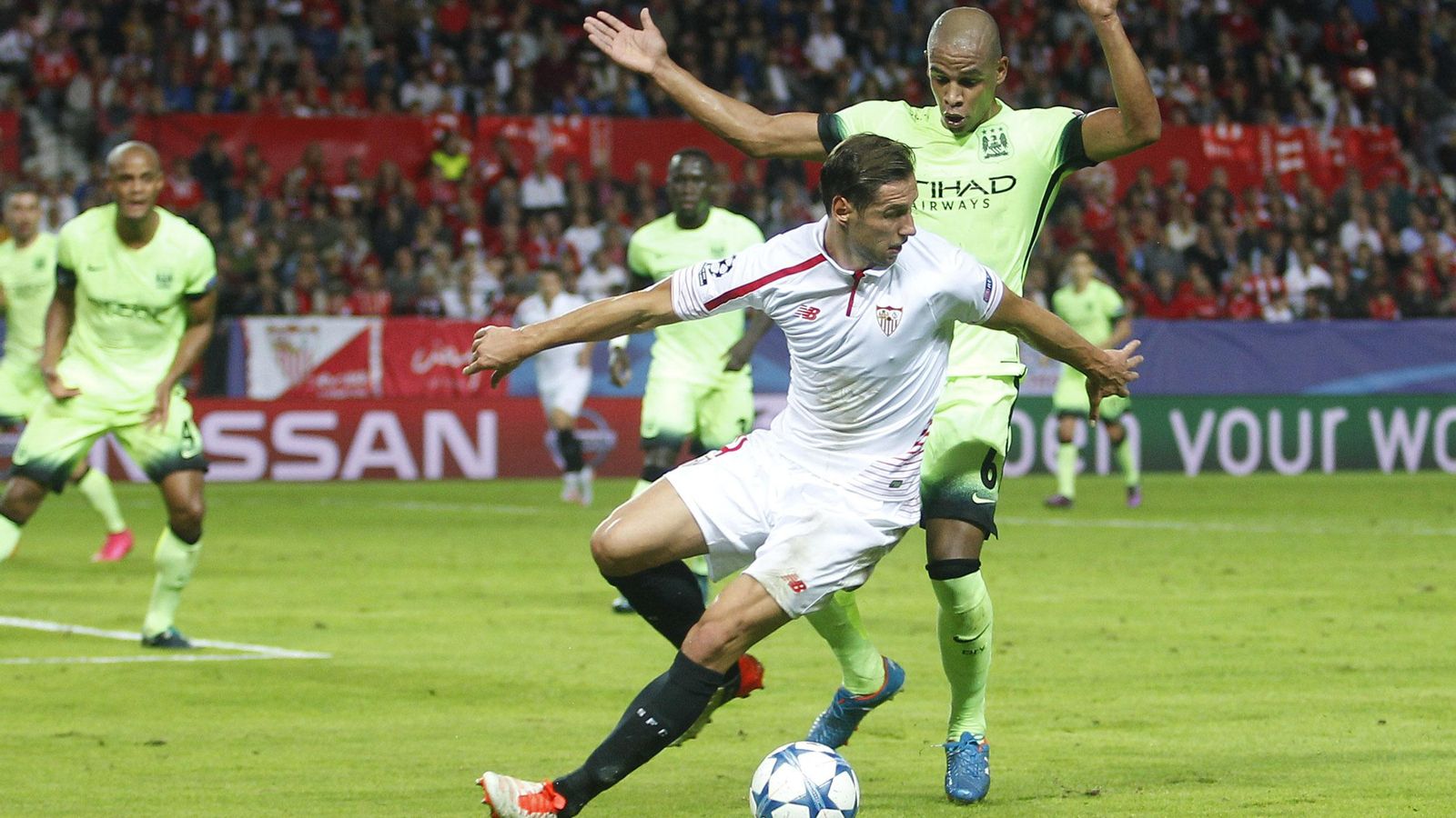 Fernando encima a Krychowiak en el Sevilla-Manchester City (1-3) de noviembre de 2015.