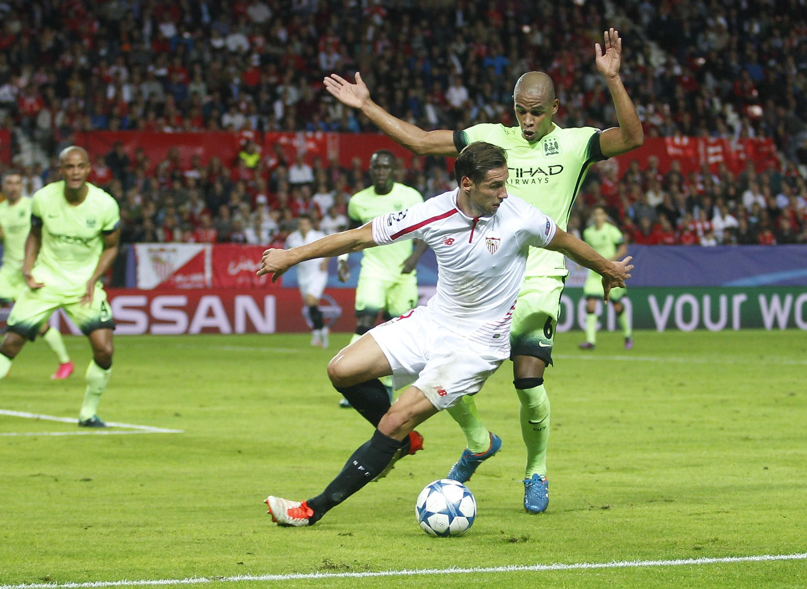 Fernando encima a Krychowiak en el Sevilla-Manchester City (1-3) de noviembre de 2015.