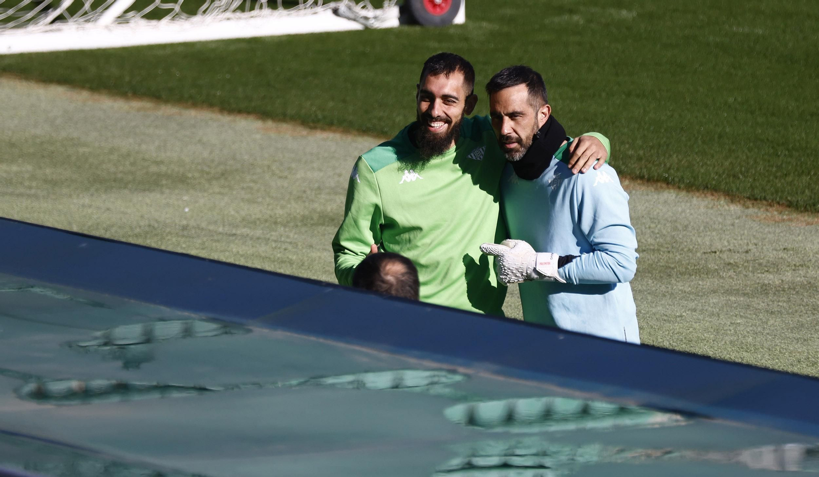 Borja Iglesias y Claudio Bravo, ayer en un momento de distensión en el entrenamiento.