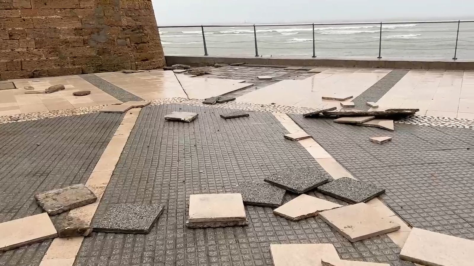 La borrasca Leonardo arranca parte del suelo