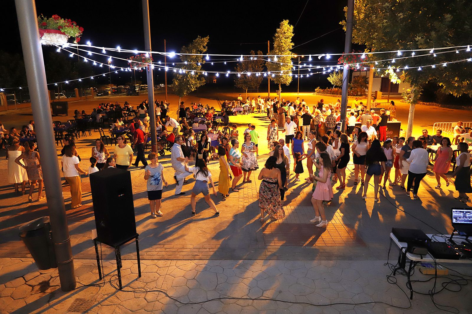 Huétor Tájar organiza una noche temática con música de los años 60 y 70