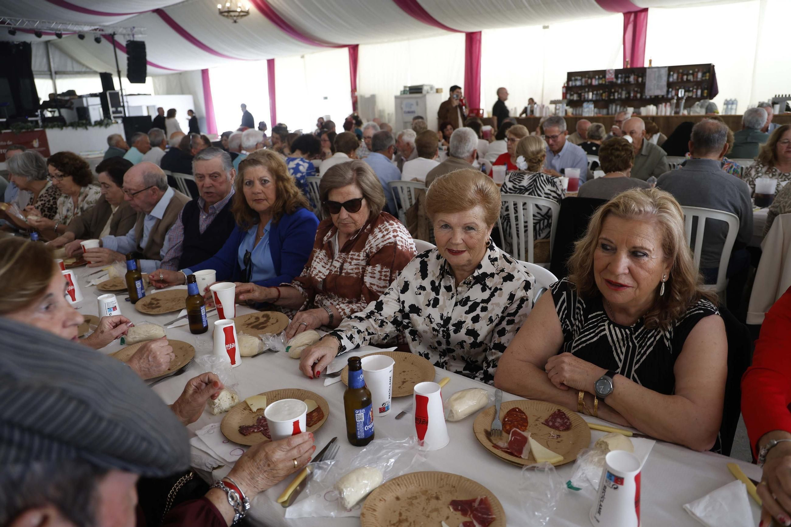 Fotos del almuerzo para mayores en la Feria de Castellar