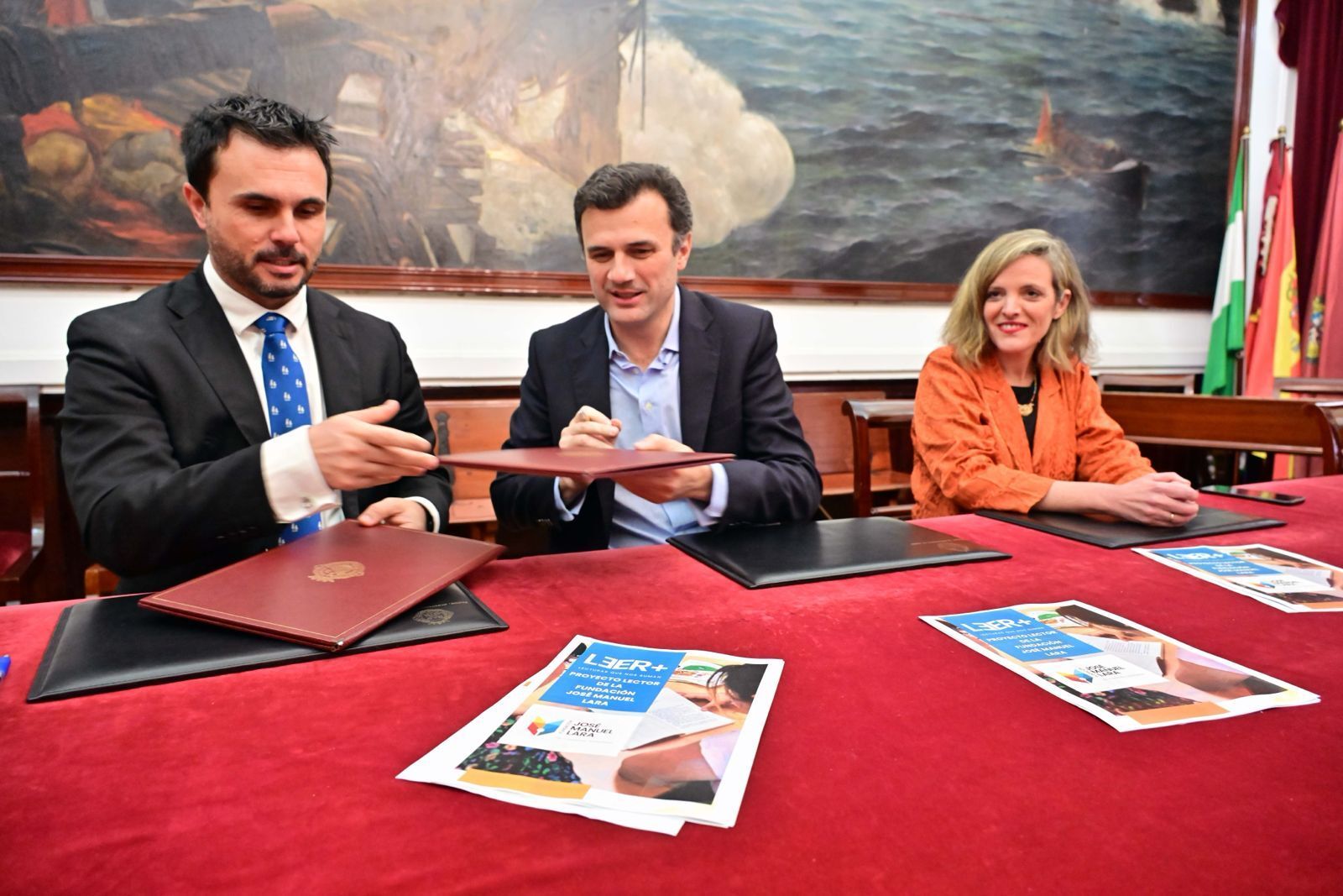 Un momento de la firma en el Consistorio gaditano.