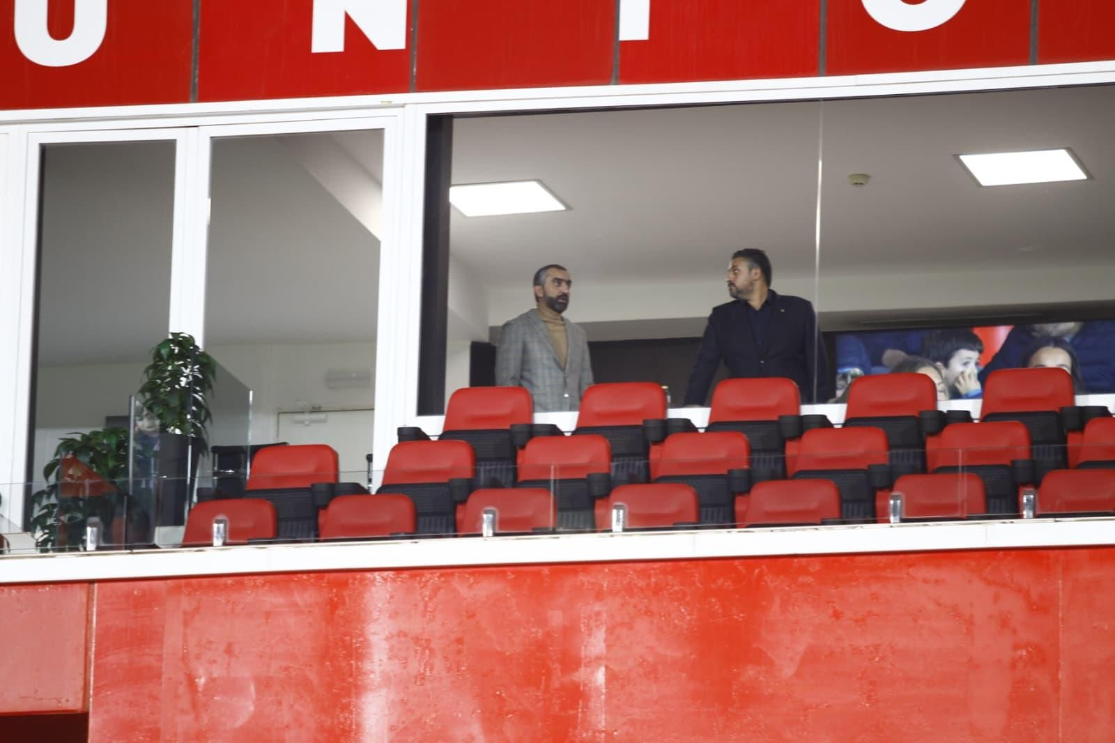Assy, CEO del la UDA, junto a Ibrahim Fathy, en el antepalco del Estadio