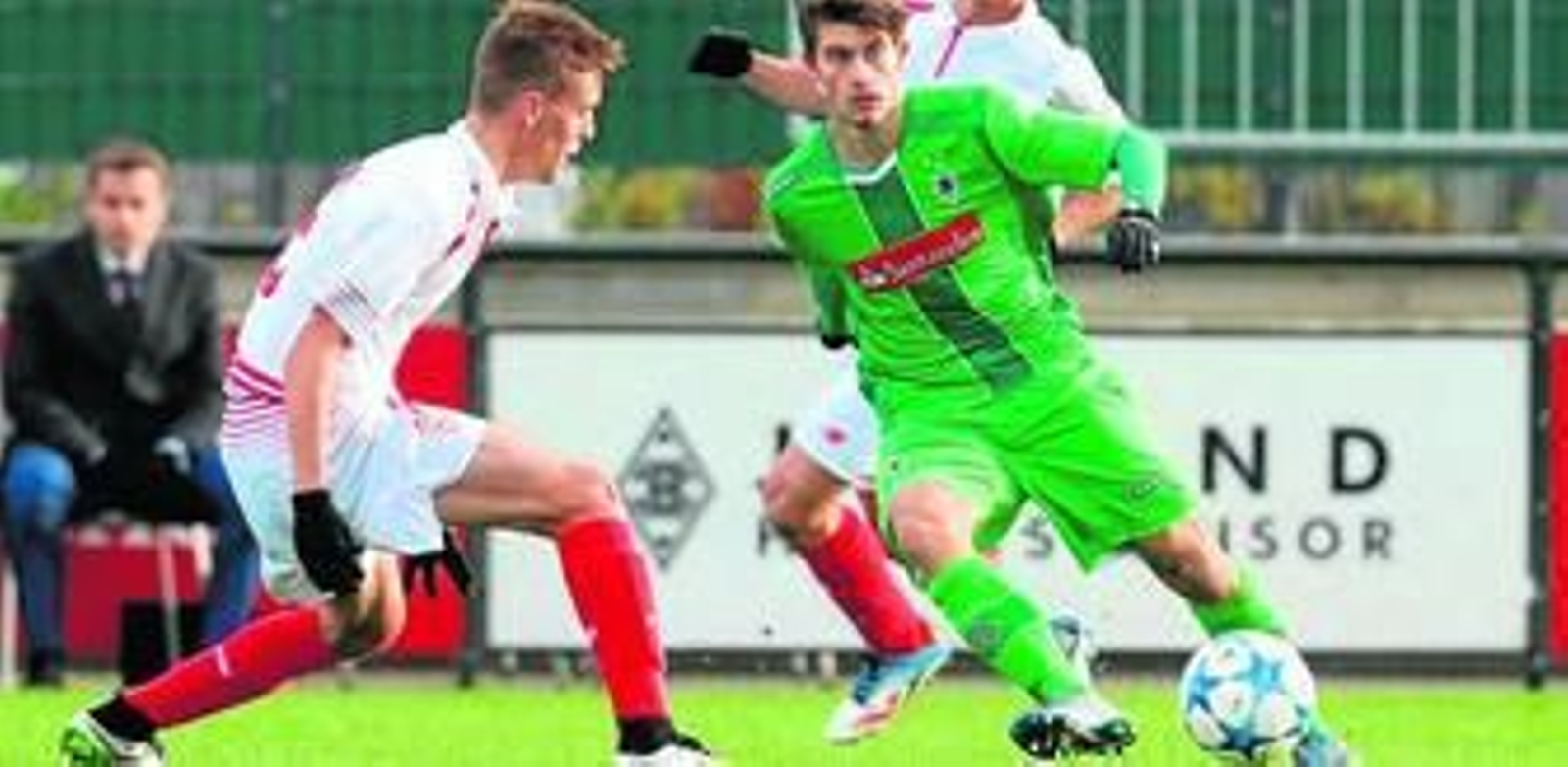 Genaro intenta anticiparse a un pase de un jugador del Mönchengladbach.