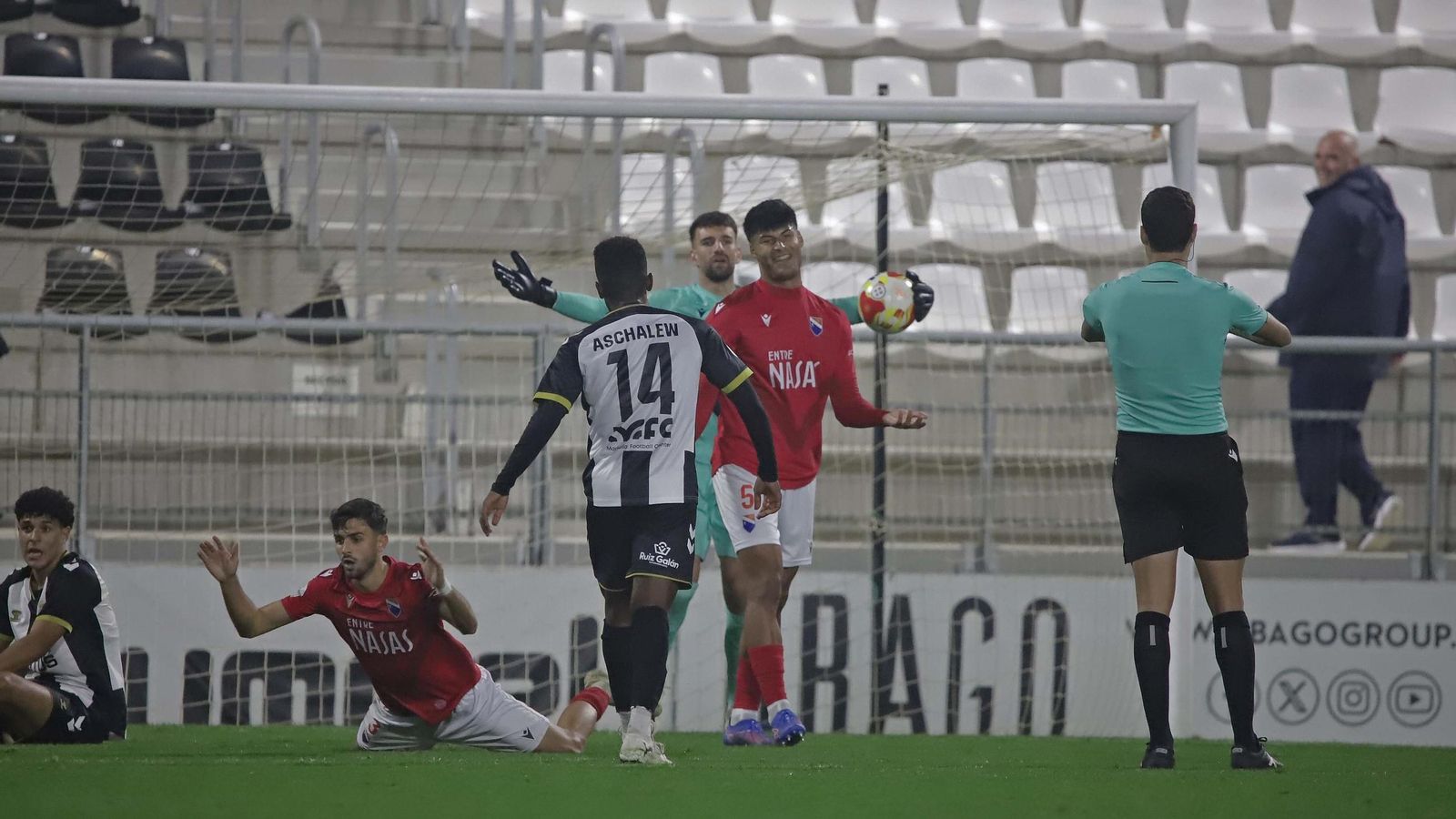 Los jugadores del Dos Hermanas protestan tras ser decretado el penalti, en el minuto 99.