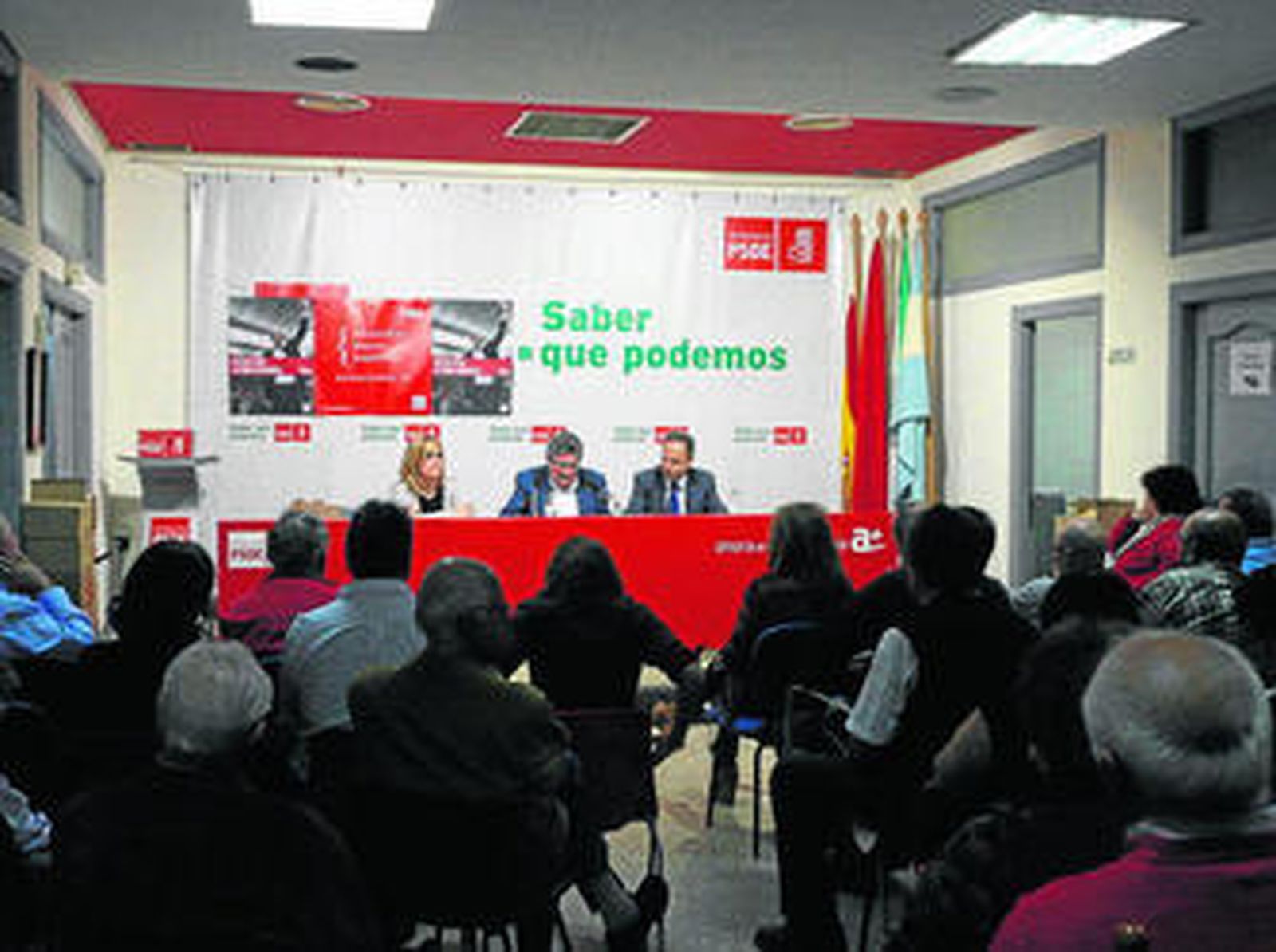 Asunción Barranco, Luis Pizarro y Salvador de la Encina, durante un encuentro con militantes de La Línea.