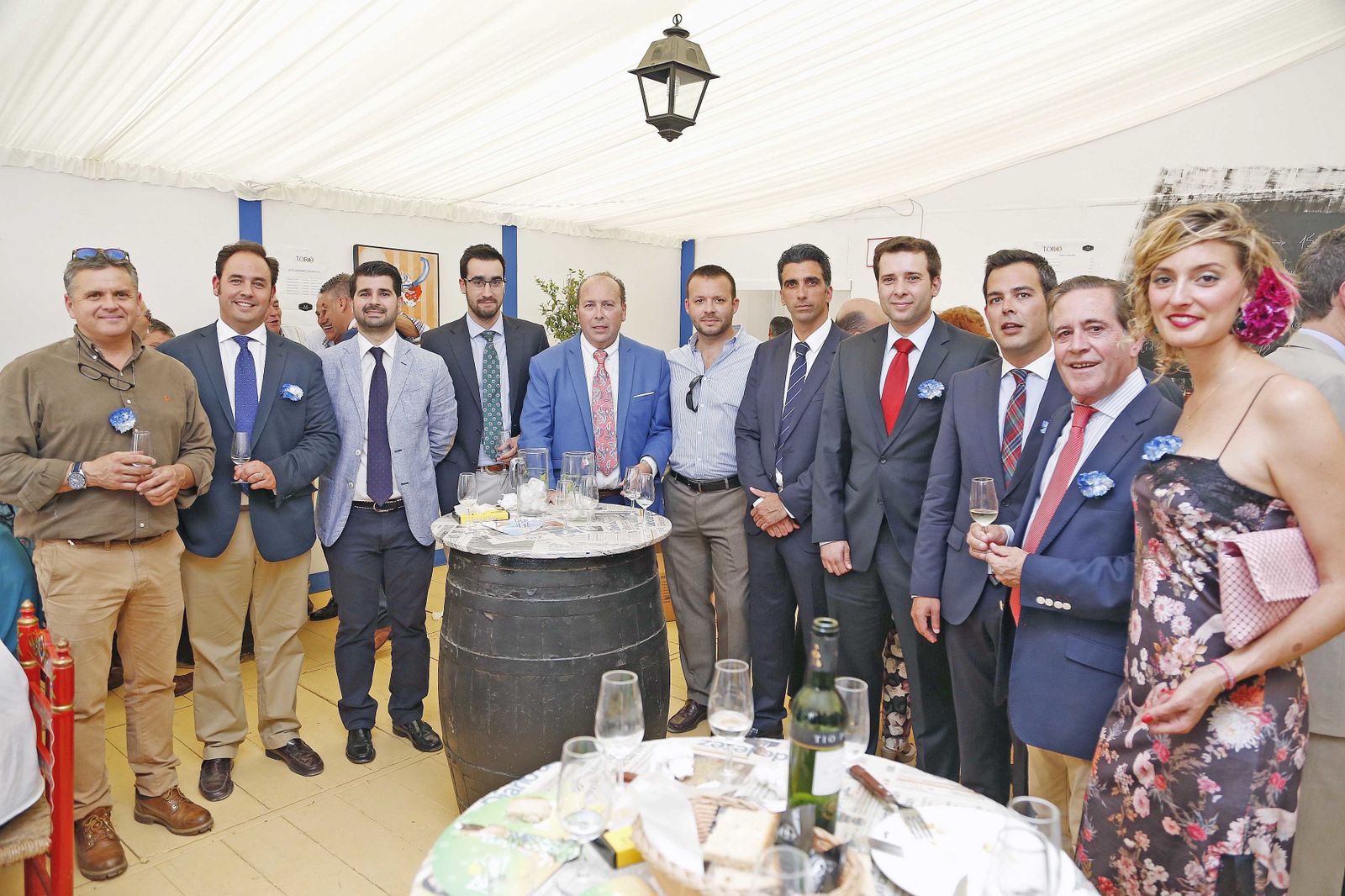 Miguel Siles, acompañado de miembros del grupoCadimar Mercedes-Benz, Benjamín Sánchez y María Teresa Macías, de Diario de Jerez.