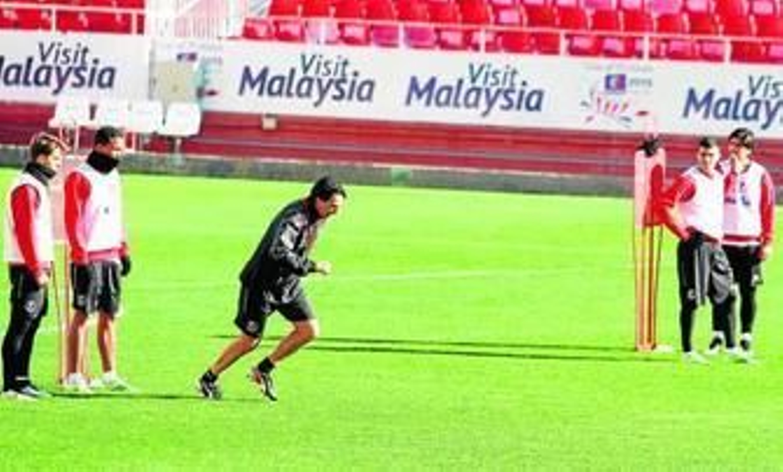 Emery hace una demostración de un ejercicio ante Denis, Bacca, Reyes y Banega.