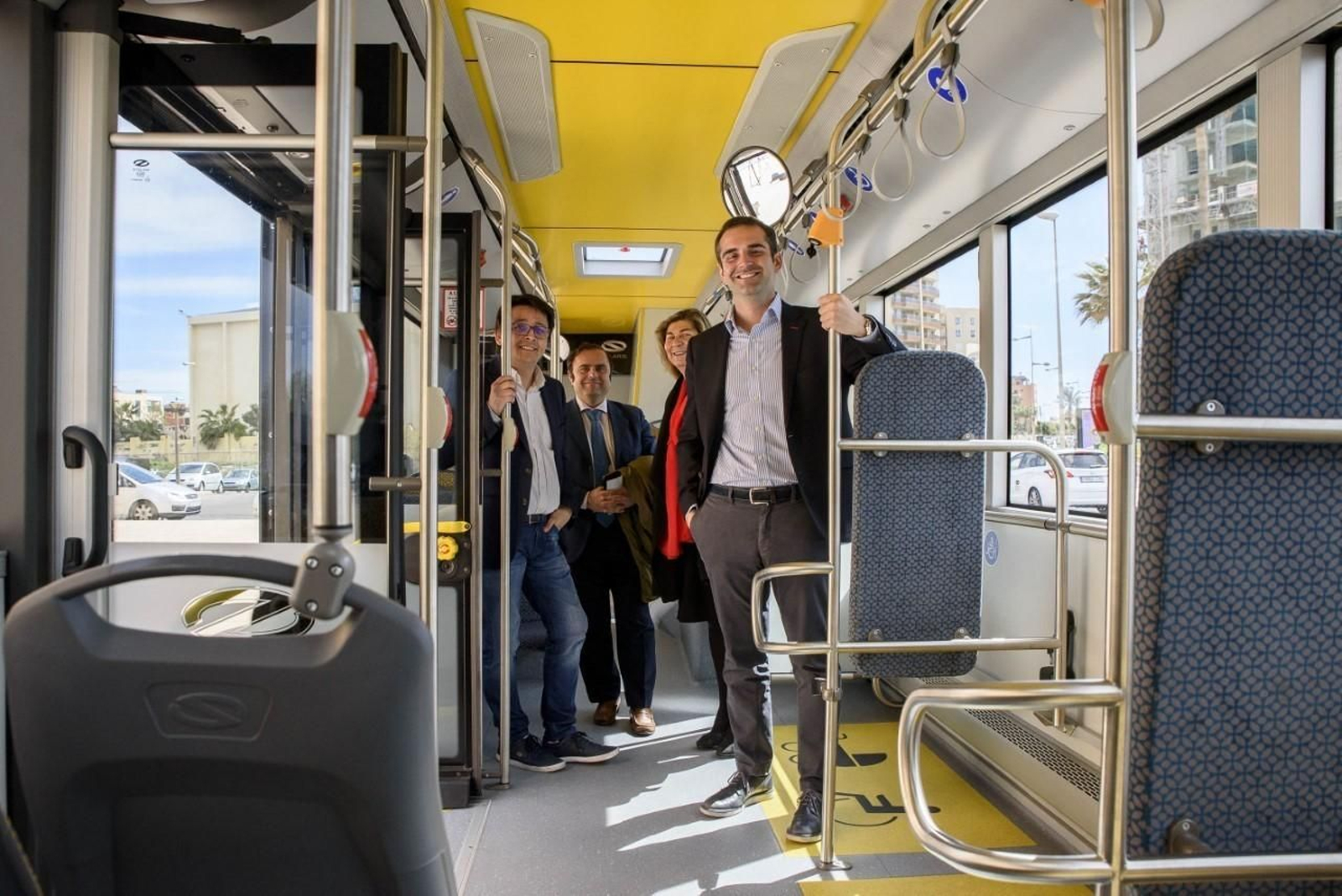 En ruta el autobús urbano más moderno con puntos de recarga para los móviles