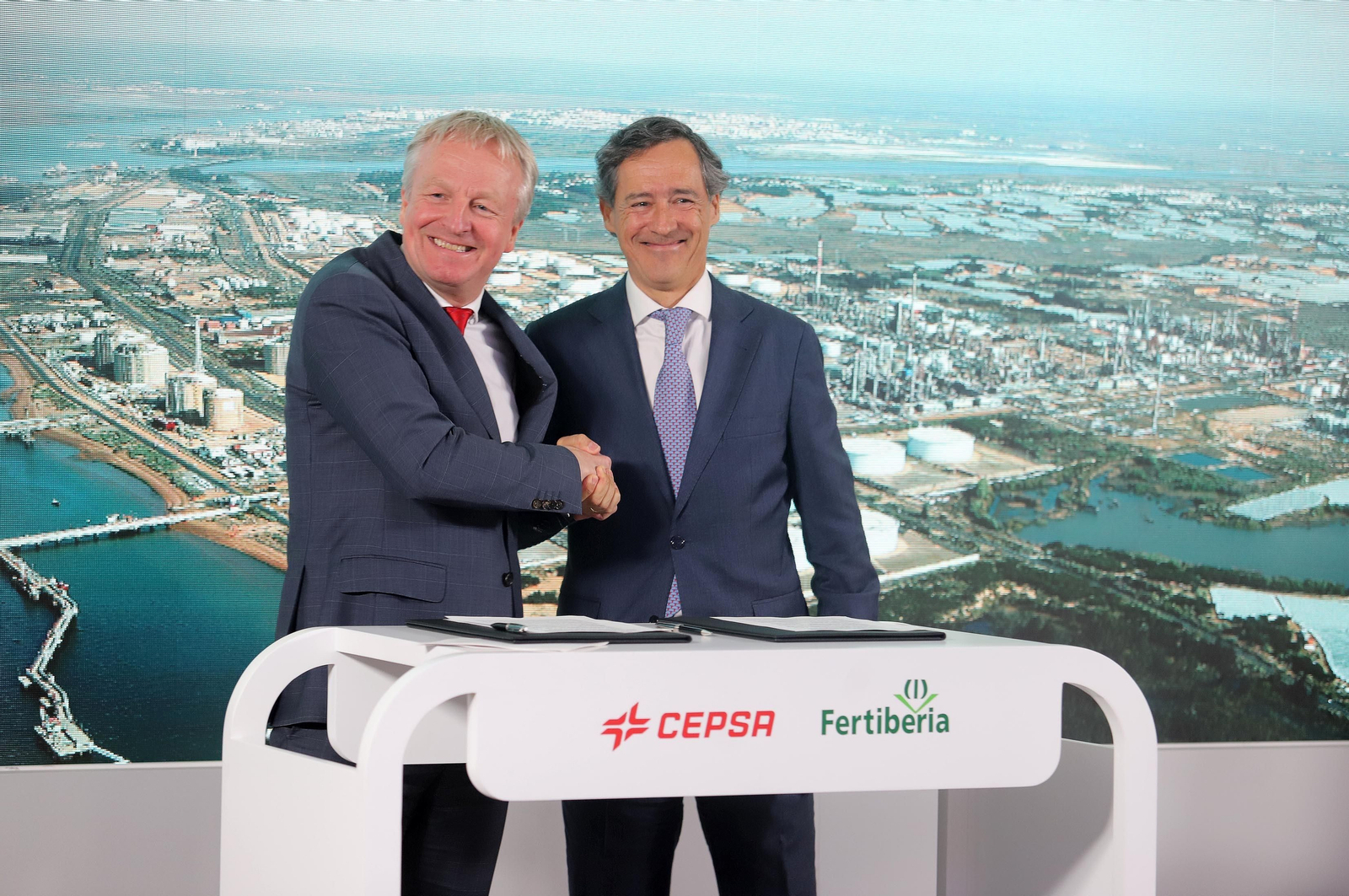 Imágenes de la firma del acuerdo entre Cepsa y Fertiberia para implantar el anillo de hidrógeno verde en Huelva