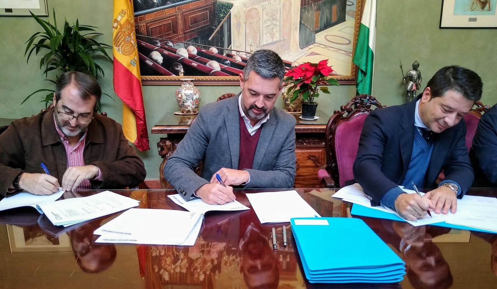 El alcalde, Javier Ruiz, firmando los contratos para la adquisición por renting de nueva maquinaria de limpieza.