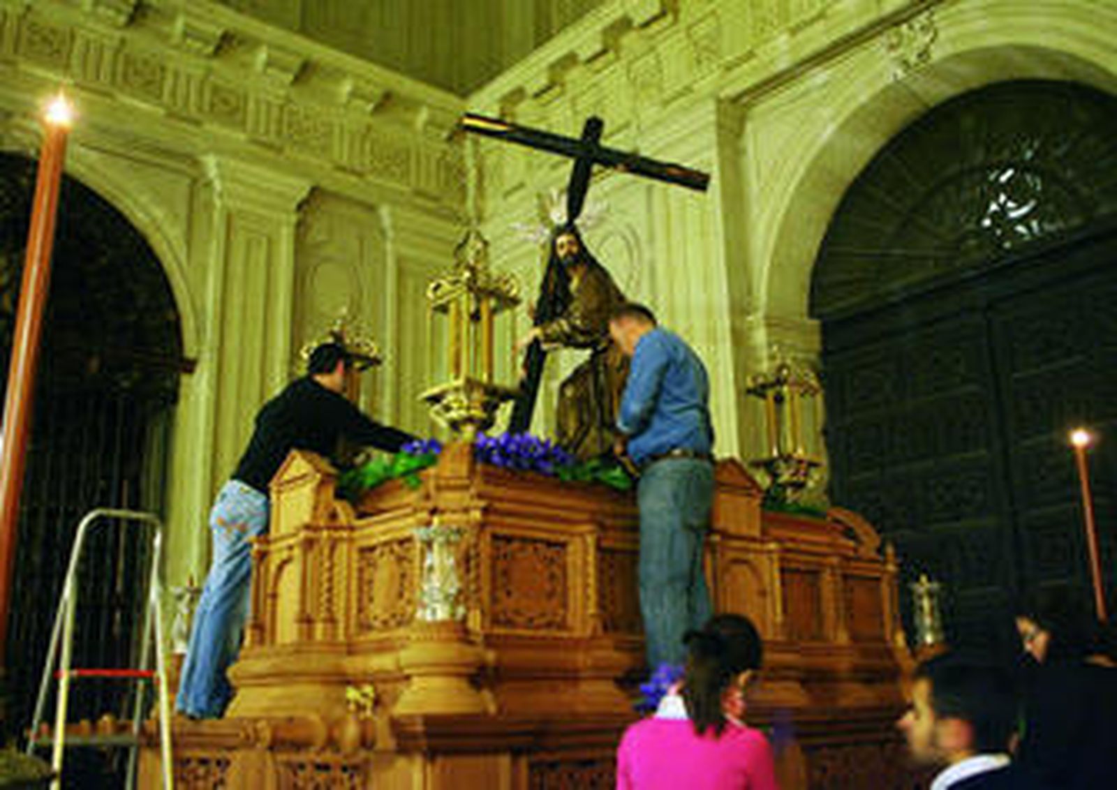 Los hermanos del Cristo de la Corona ponen las flores del paso.