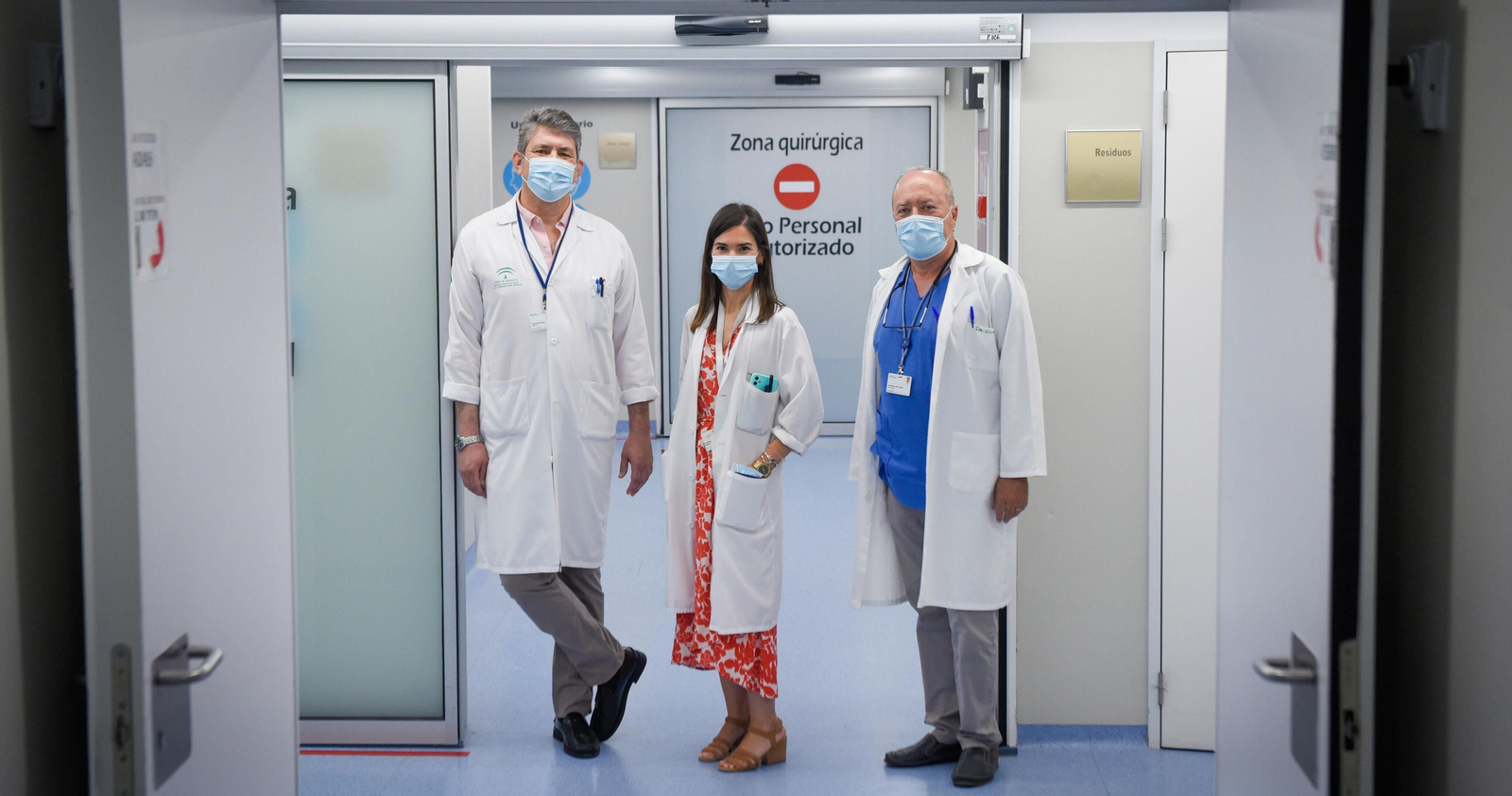 El cirujano Daniel Díaz, junto a los oncólogos José María Silván Alfaro y Purificación Estévez, en los accesos a la zona quirúrgica.