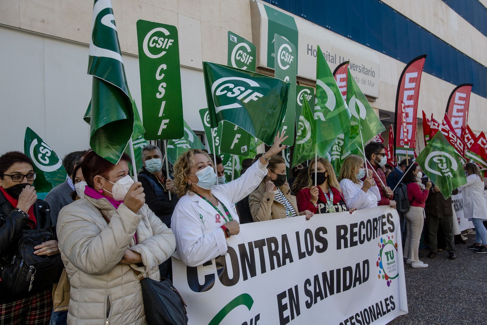 Representantes de los sindicatos en la protesta de este jueves en el Hospital Puerta del Mar.