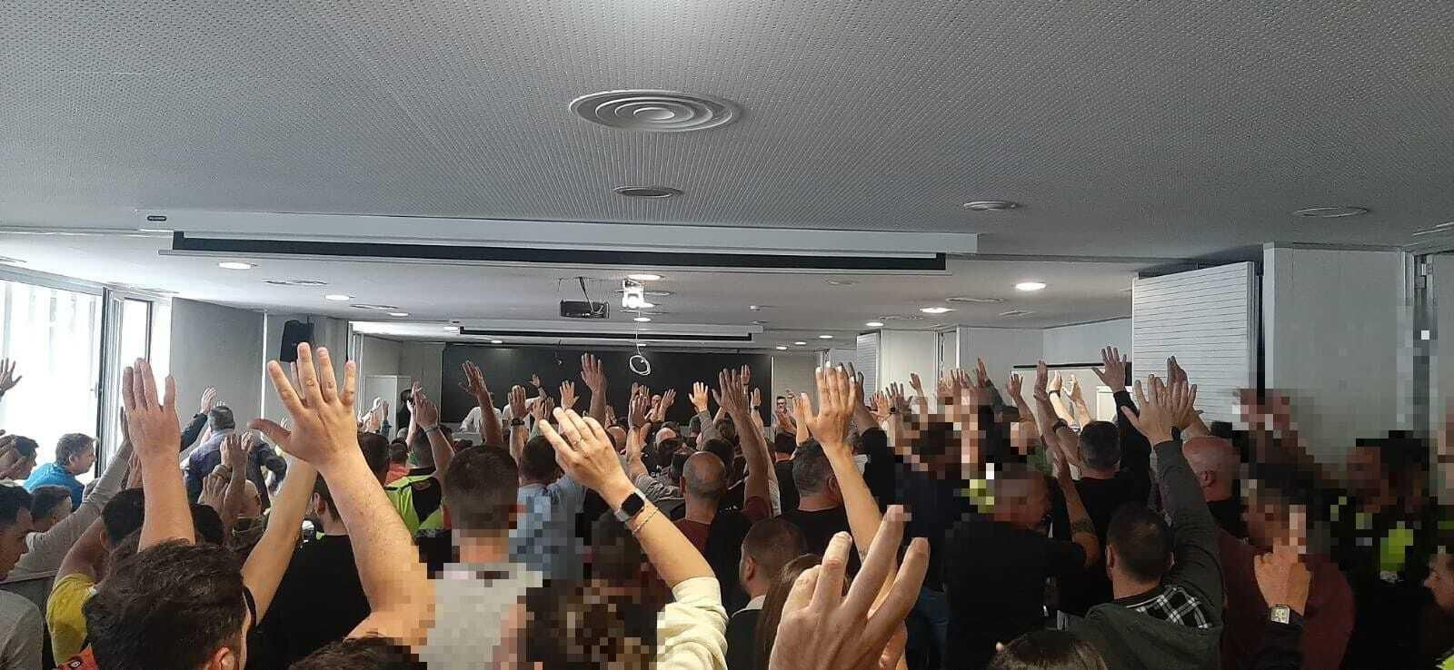 Momento de la asamblea en la que se vota las decisión.