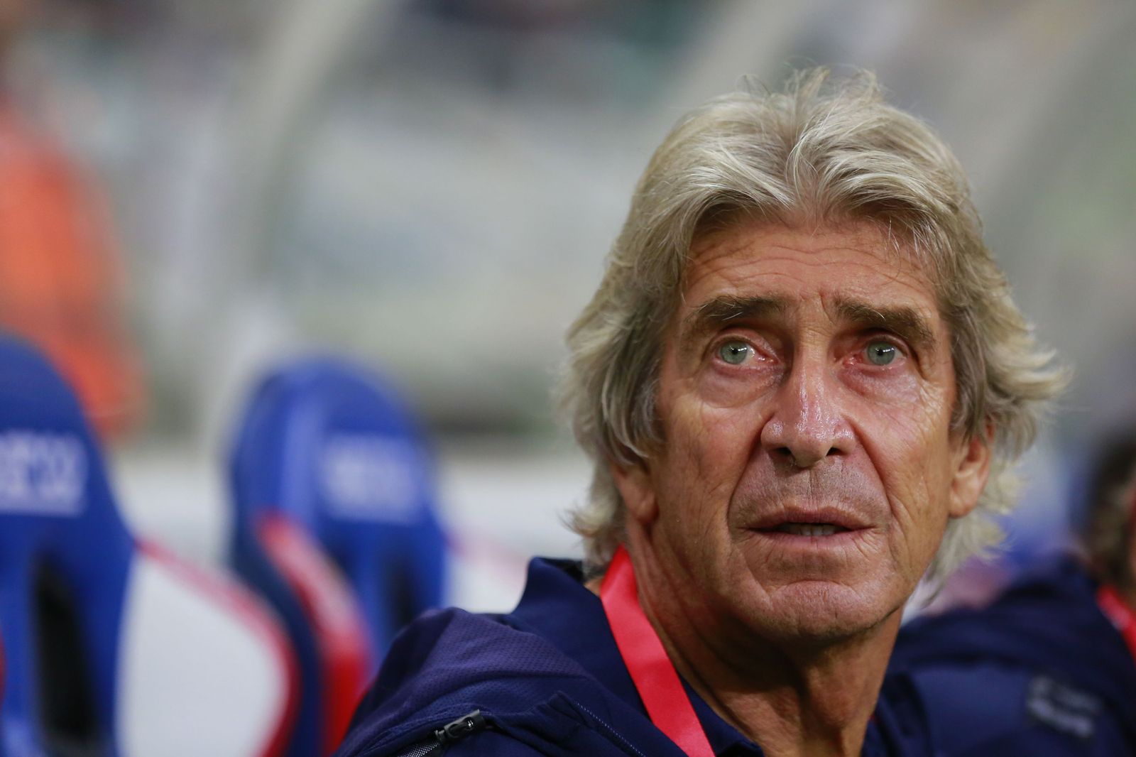 Pellegrini observa el juego en el derbi disputado en Guadalajara.