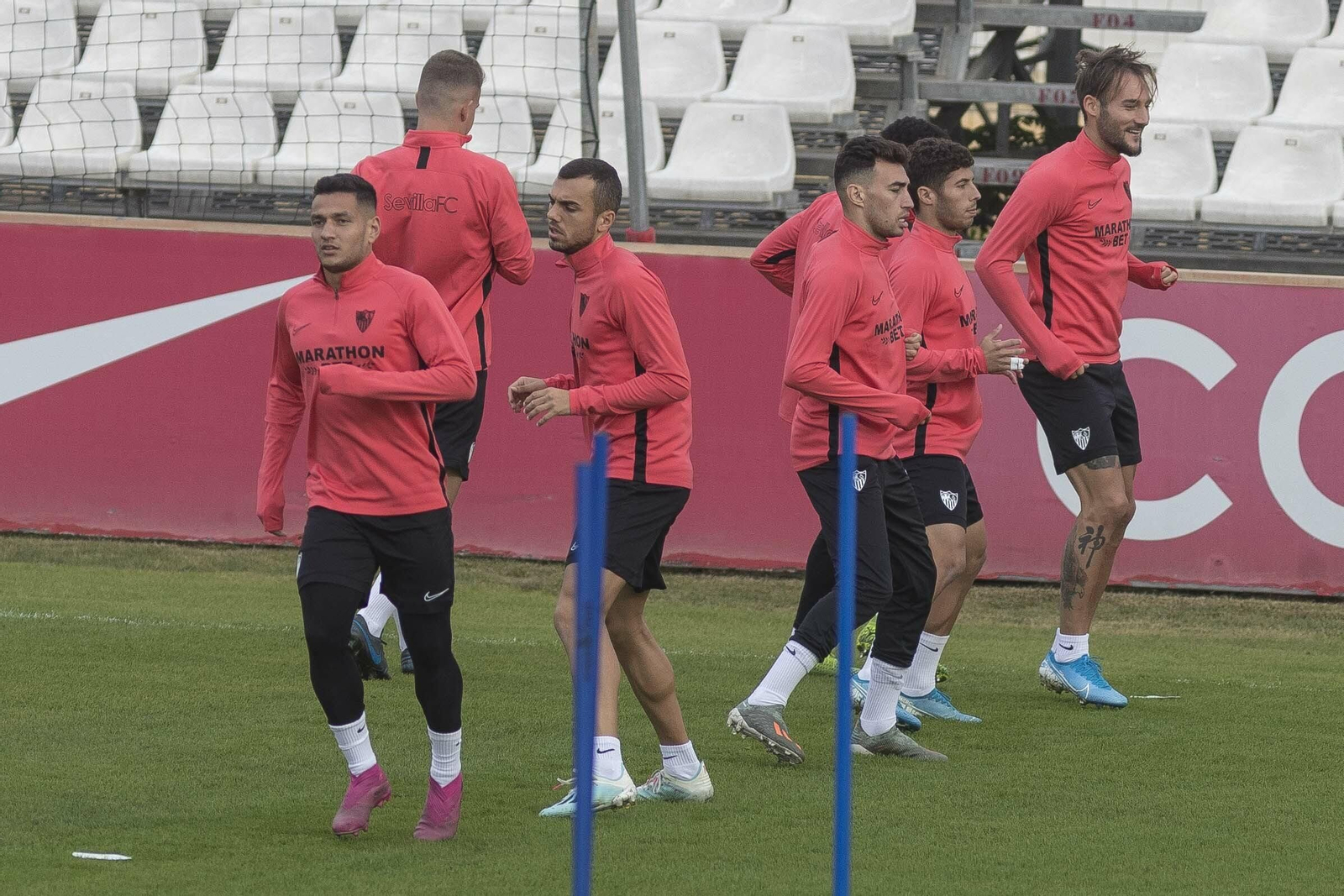 Rony Lopes, Joan Jordán, Munir, Mena y Gudelj, en el entrenamiento de ayer.