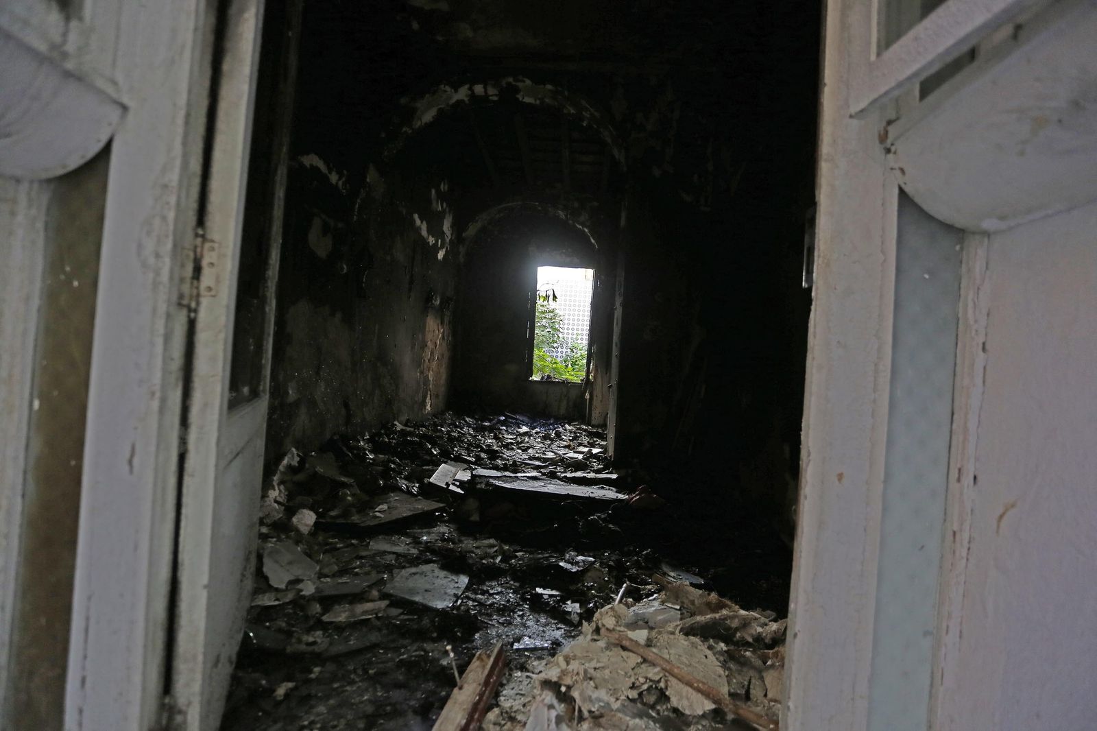 Imagen captada ayer del interior de la vivienda afectada por un incendio la noche del pasado lunes.