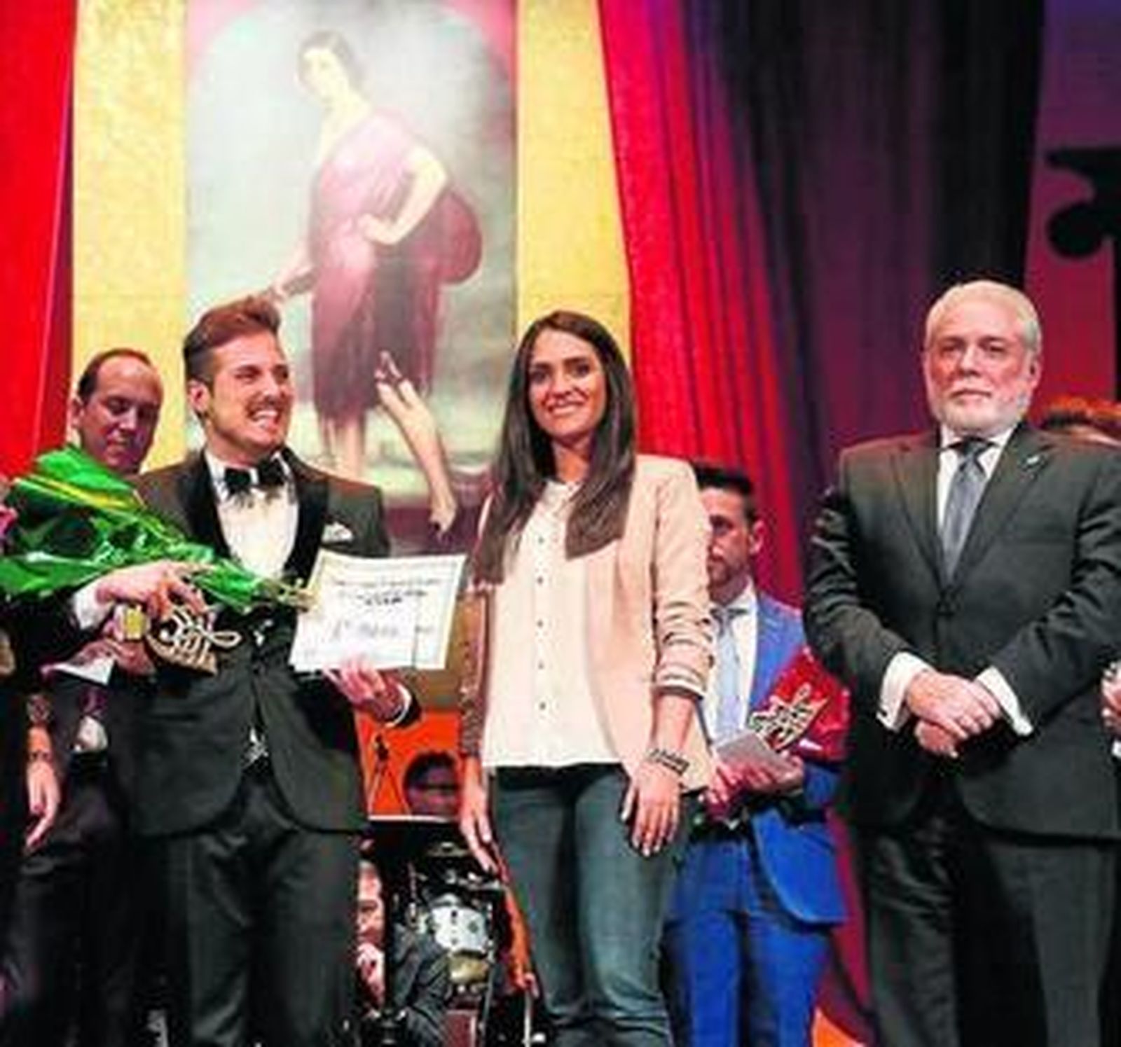 Ubaldo Valverde recoge su galardón como vencedor.