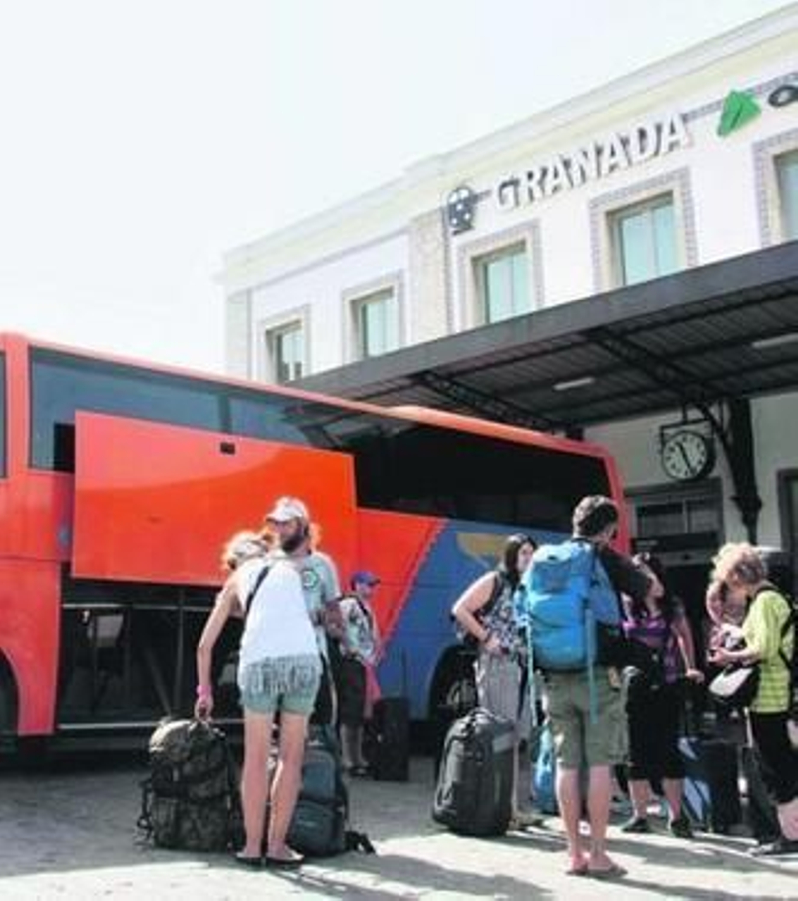 Pasajeros cogen el autobús en Granada con destino Antequera.