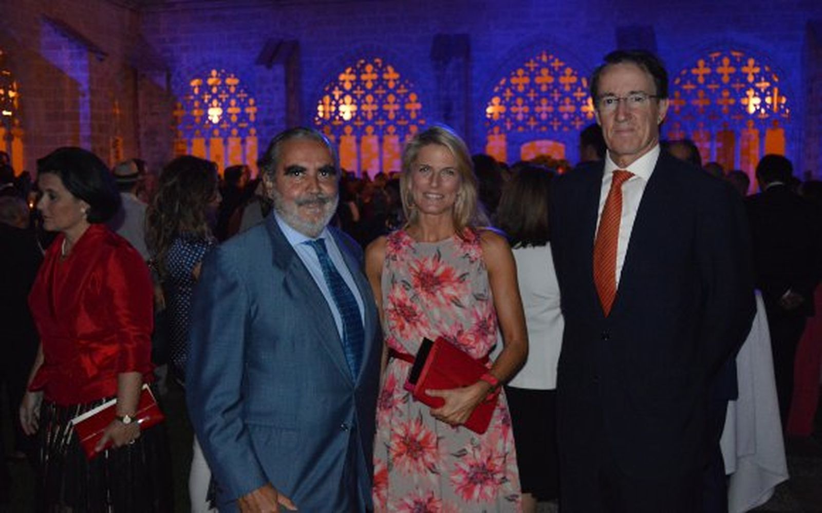 Evaristo Babé, Cristina Luque y Mauricio González-Gordon durante la gala, en los claustros de Santo Domingo.

Foto: Ignacio Casas de Ciria