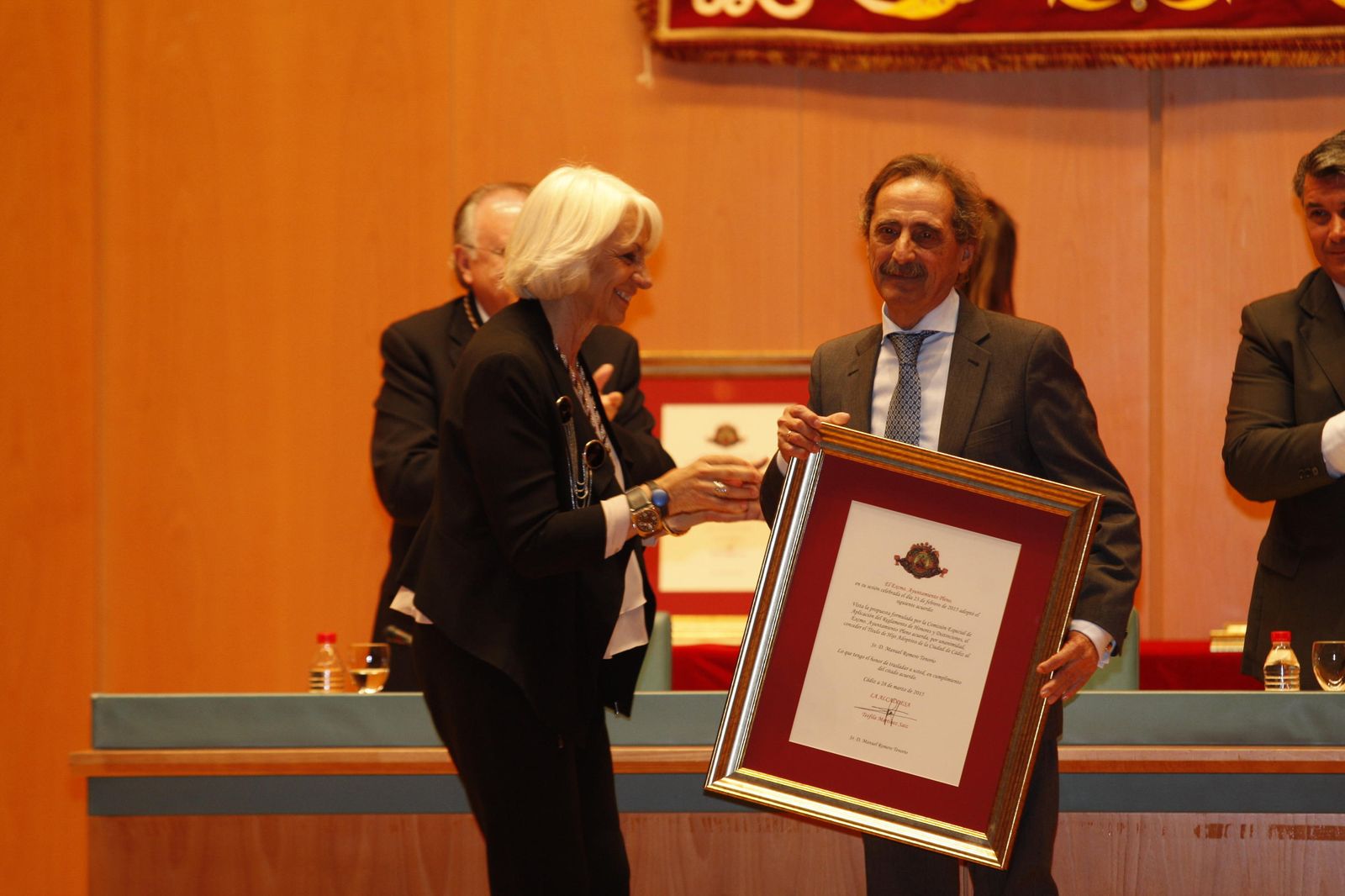Romero recibiendo el título de Hijo Adoptivo de manos de Teófila Martínez.