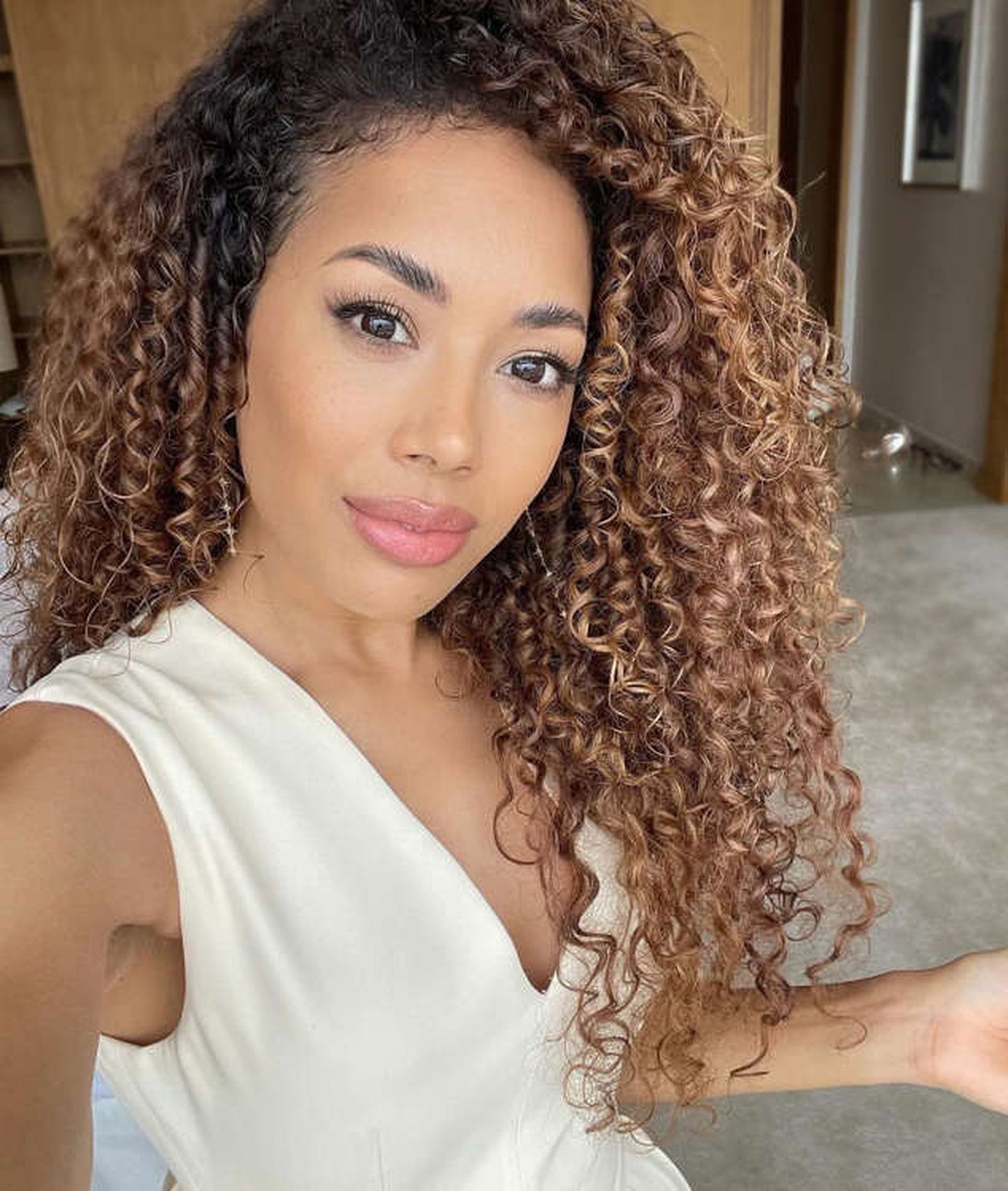 La actriz Jade Ewen, con el pelo rizado, como lo llevaba Mariah Carey en los 90.