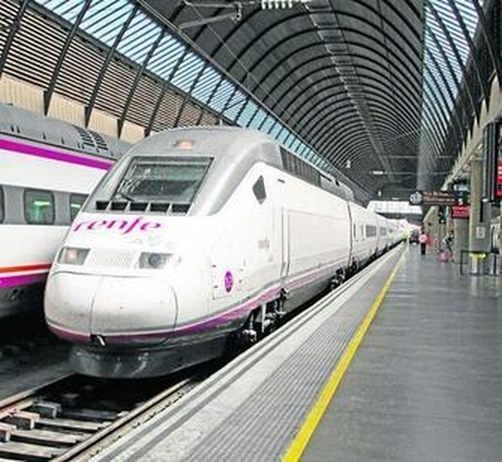 AVE en la sevillana estación de Santa Justa.