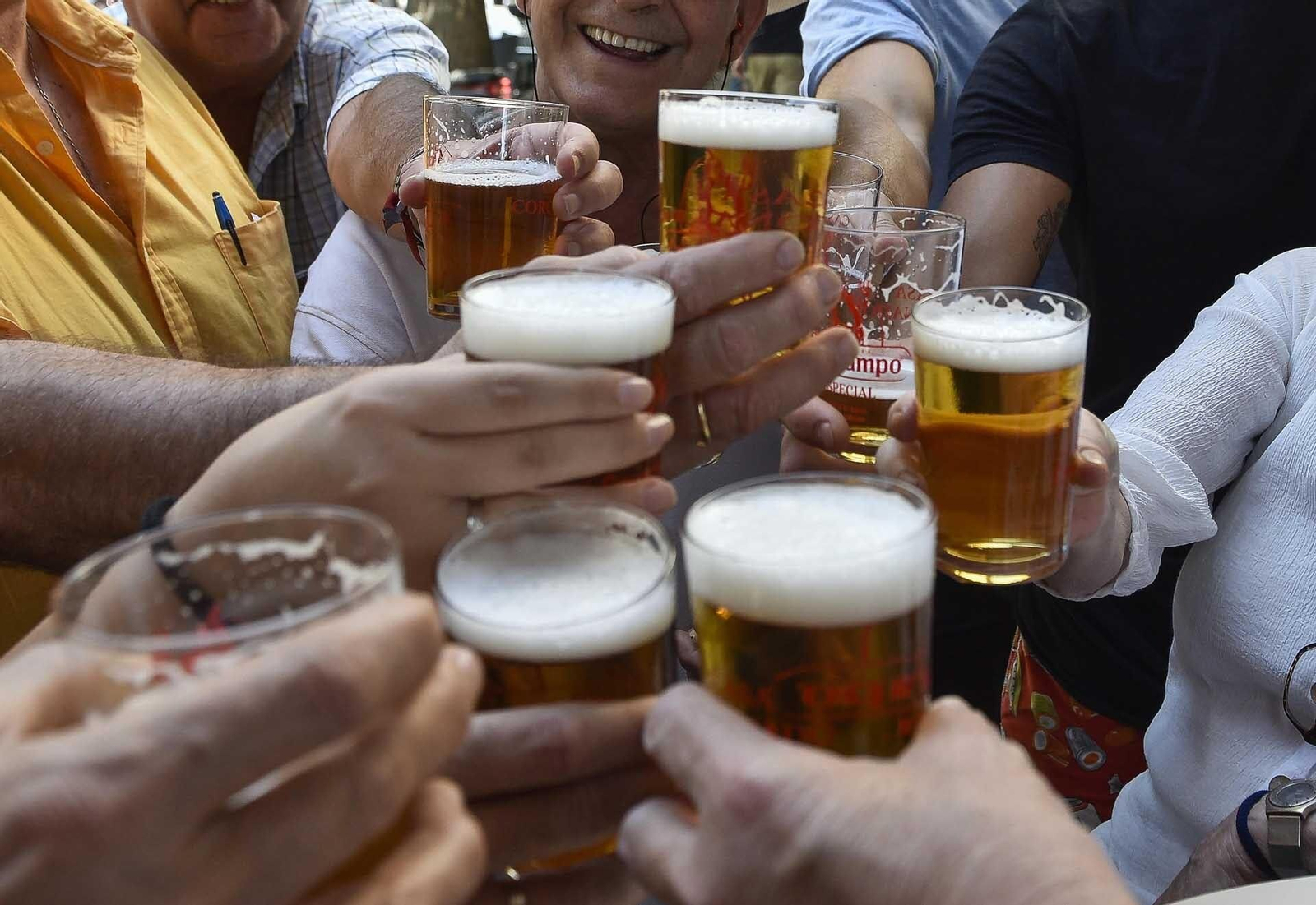 El consumo de cerveza en un bar.