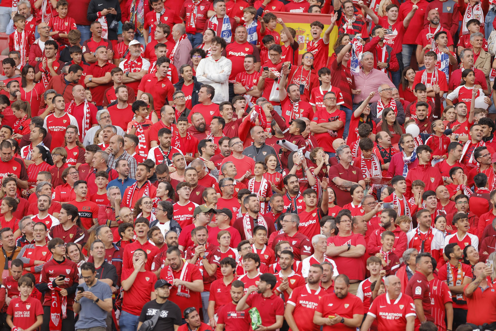 Búscate en las fotos del Sevilla-Juventus