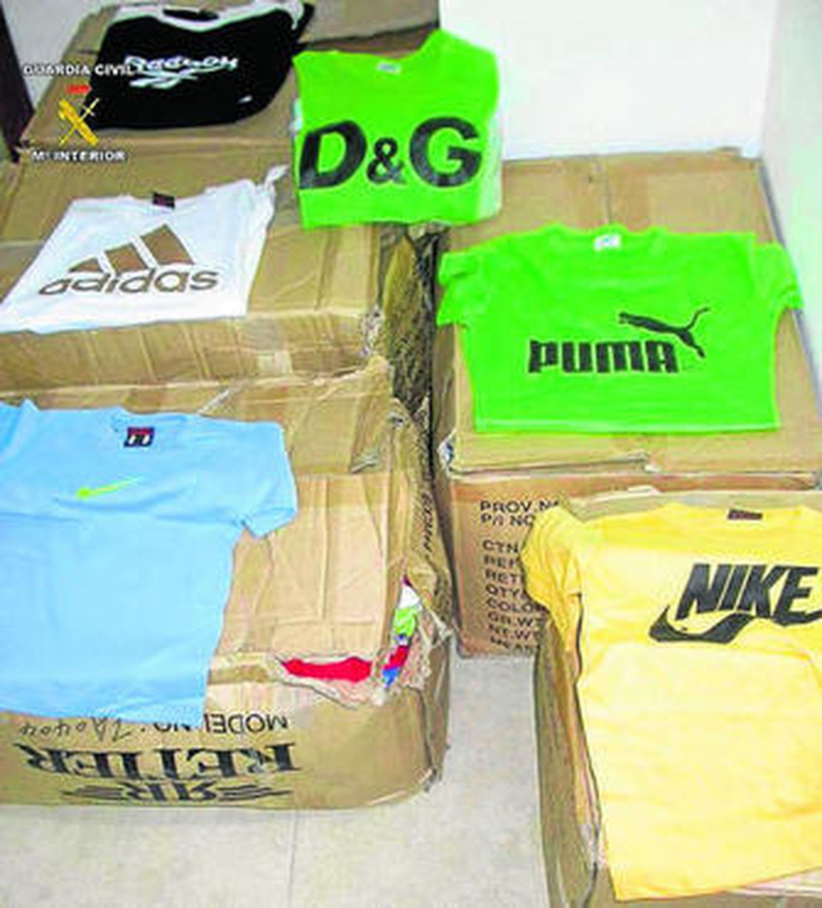 Algunas de las prendas falsificadas intervenidas por la Guardia Civil.