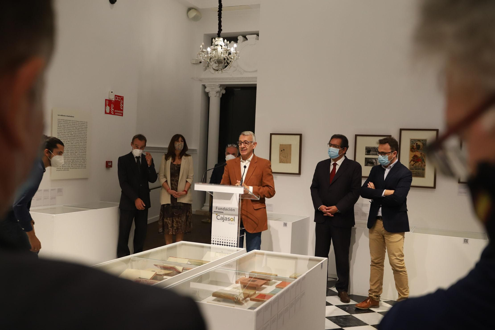 Las imágenes de la inauguración de la exposición 'Los Nuestros. Un puente de palabras'en el Comercial