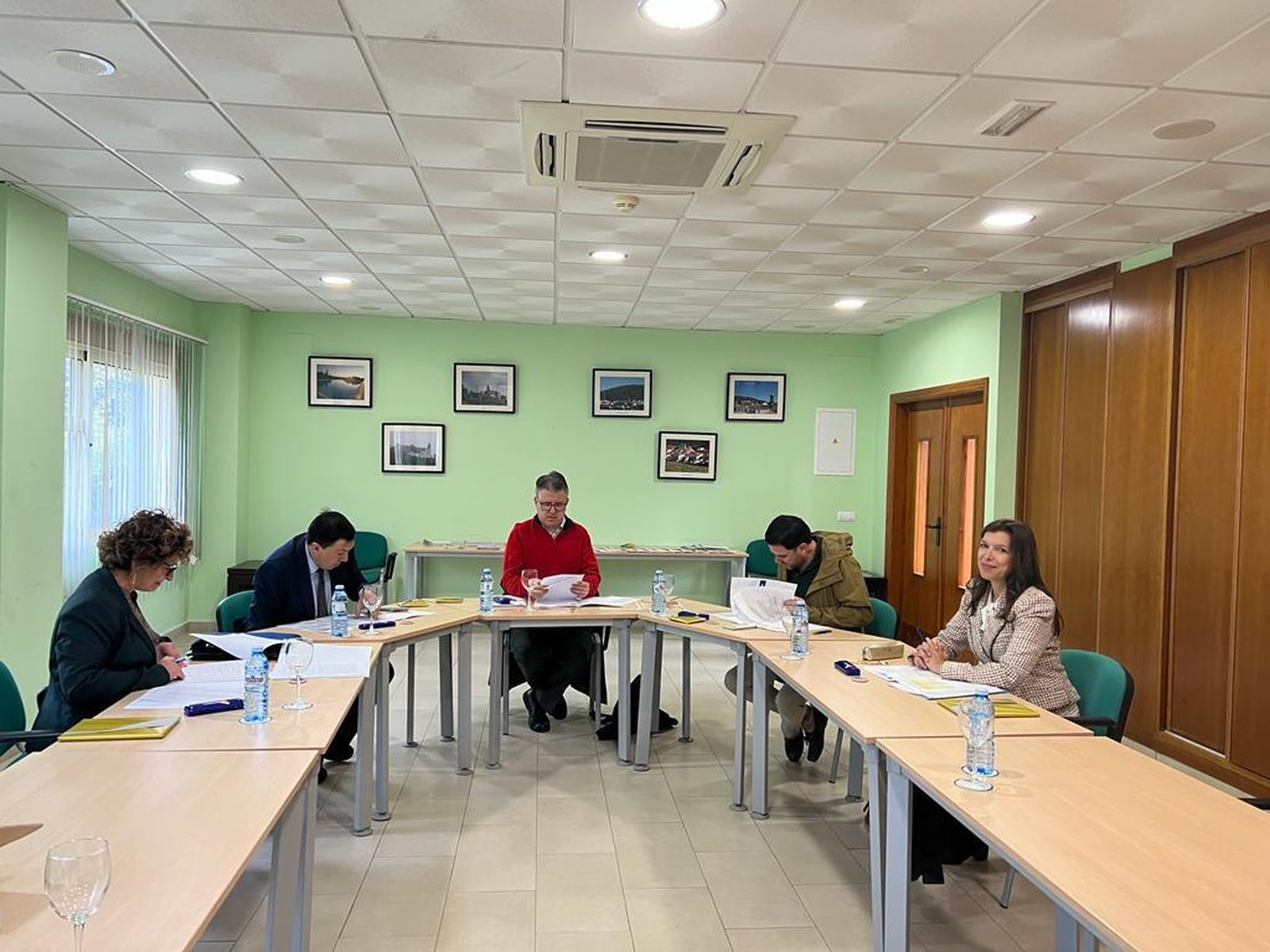 Jurado del certamen deliberando.