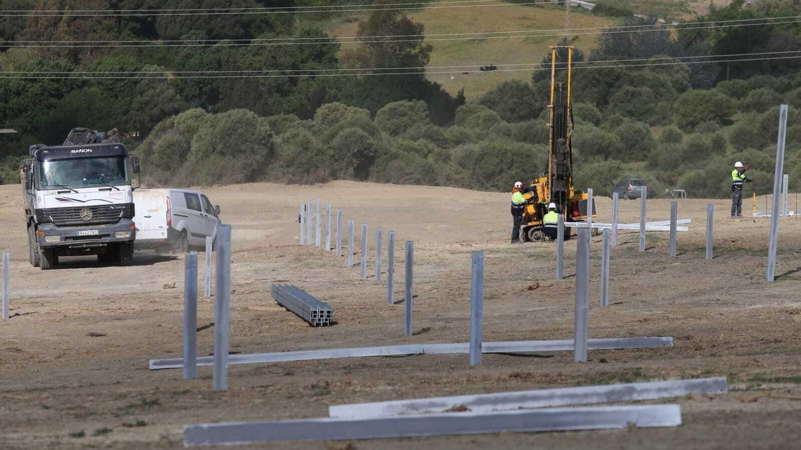 Tareas de construcción del parque fotovoltaico en la parcela. Tareas de construcción del parque fotovoltaico en la parcela.