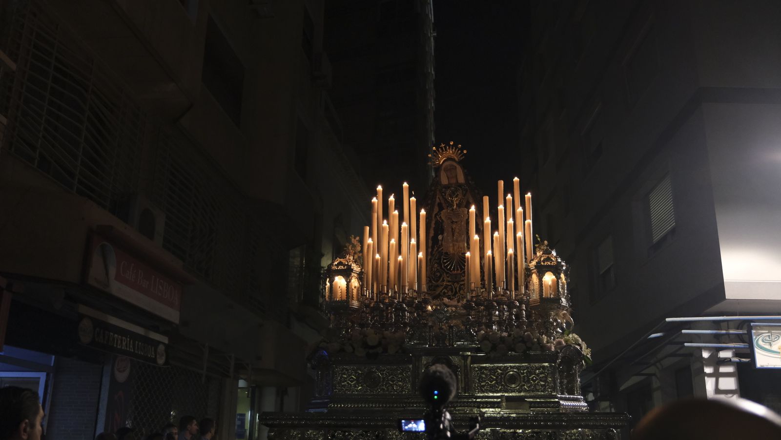 Imágenes de La Magna por las calles de Almería