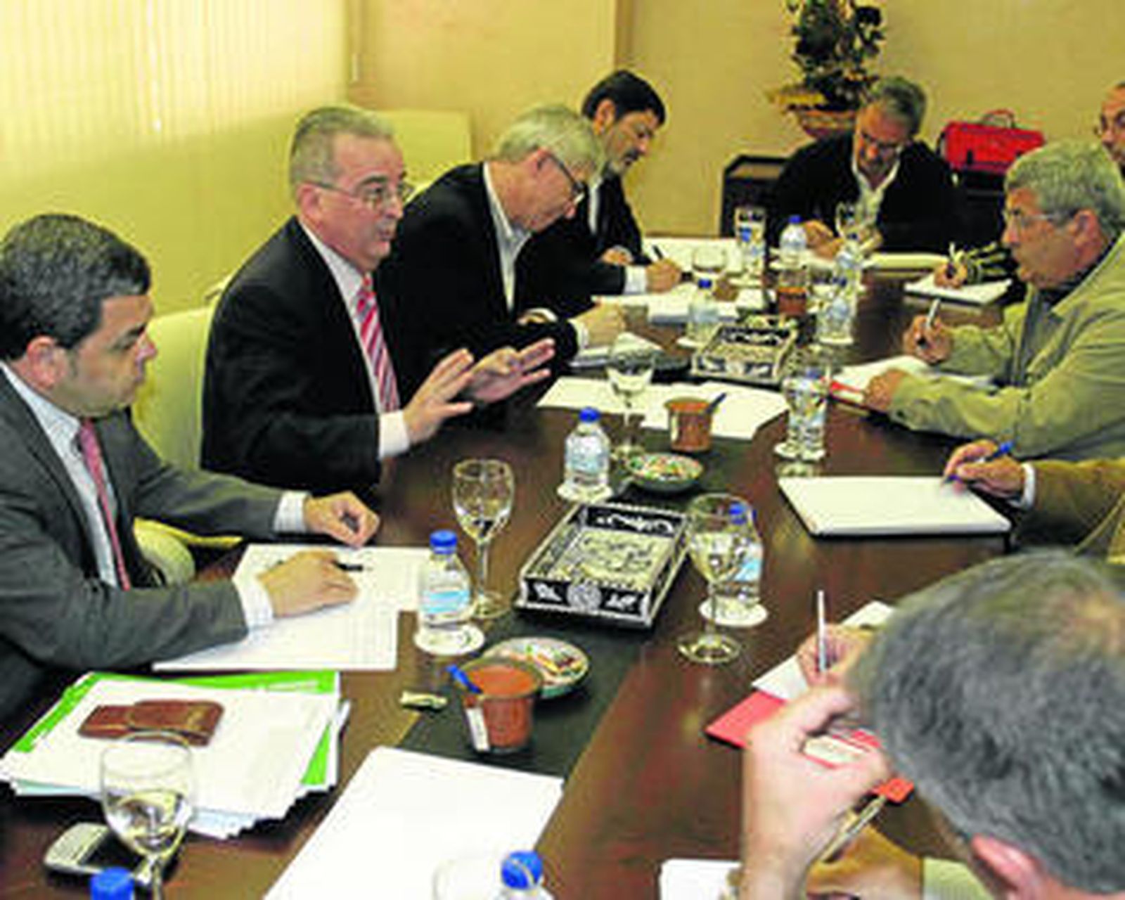 Negociación de Delphi. En la mesa, entre otros, Fernández y el director de empleo, Guerrero, ambos en prisión.