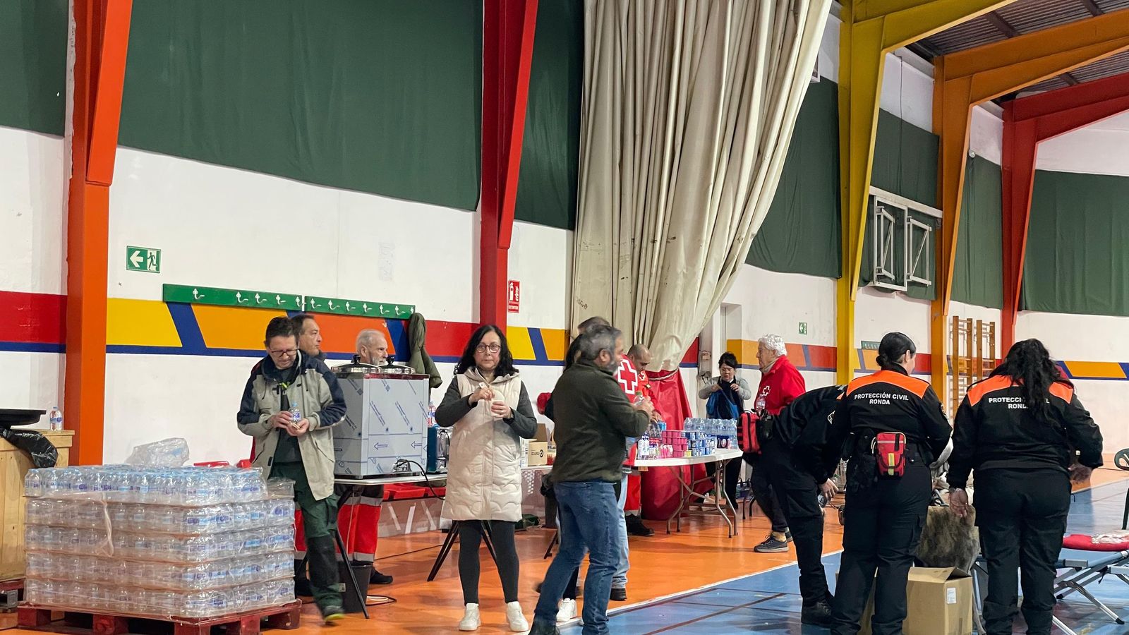 Vecinos de Grazalema llegan al del Complejo Deportivo "El Fuerte" de Ronda