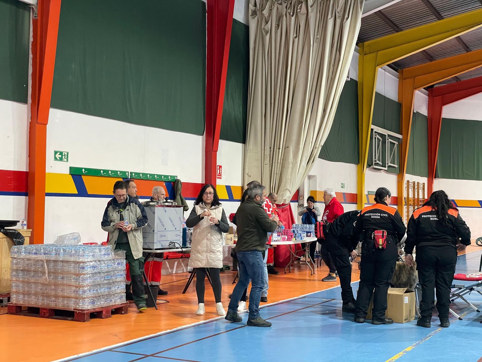 Vecinos de Grazalema llegan al del Complejo Deportivo "El Fuerte" de Ronda