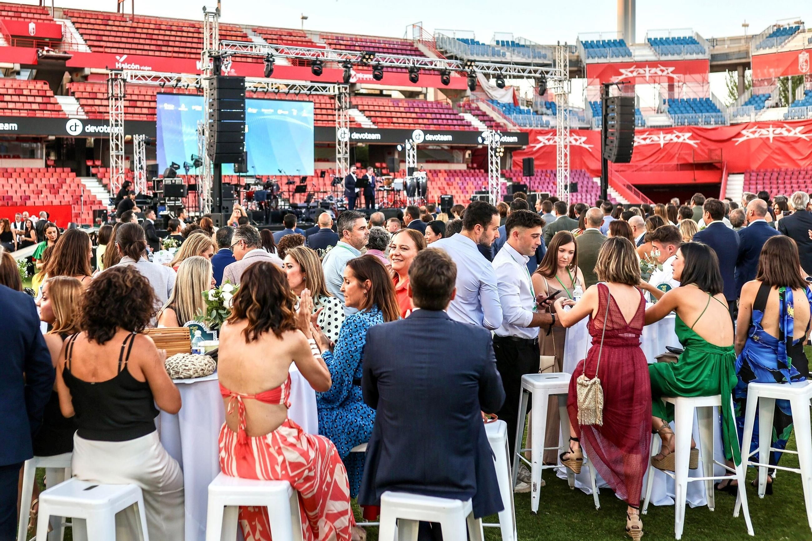 Los Cármenes reúnen a 1200 personas en la celebración de los diez años de reuniones del Club Cámara Granada, en imágenes