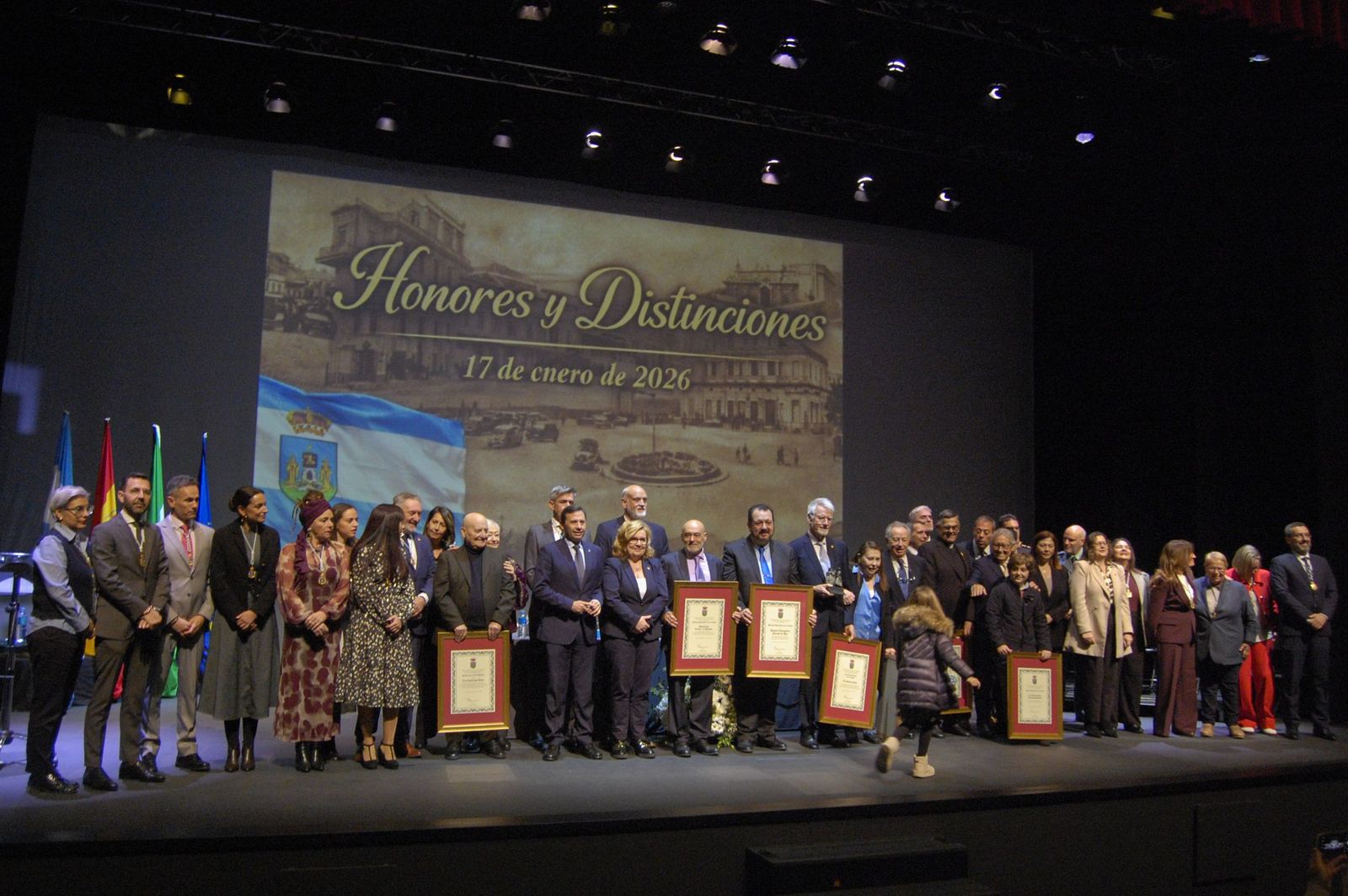 Fotos del Pleno extraordinario de entrega de honores y distinciones por el 156 aniversario de La Línea