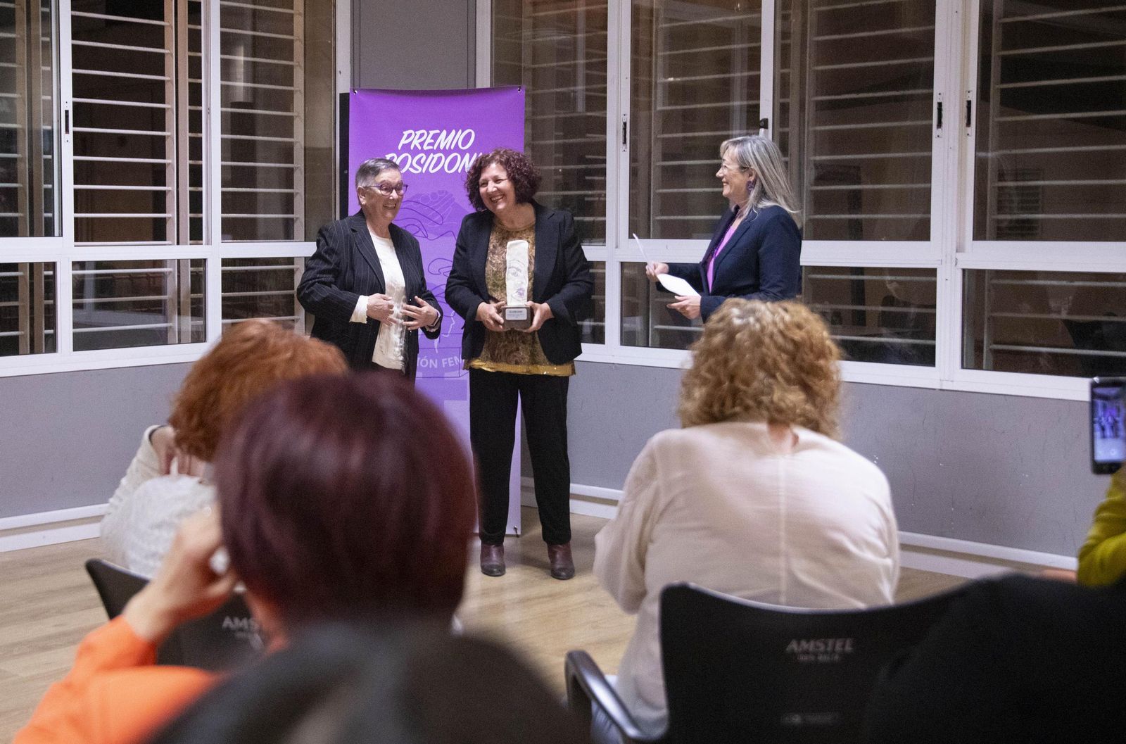 La Plataforma de Acción Feminista en Almería rinde homenaje a las mujeres de la Desbandá con su II Premio ‘Posidonia’ a Loli Sierra, vicepresidenta de la Asociación Memorialista de la Desbandá, en imágenes