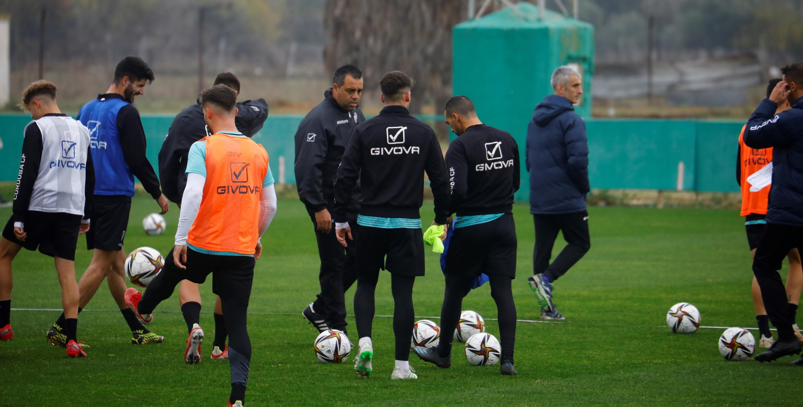 Germán Crespo charla con Alonso y De las Cuevas en el entrenamiento del Córdoba CF previo a la final.