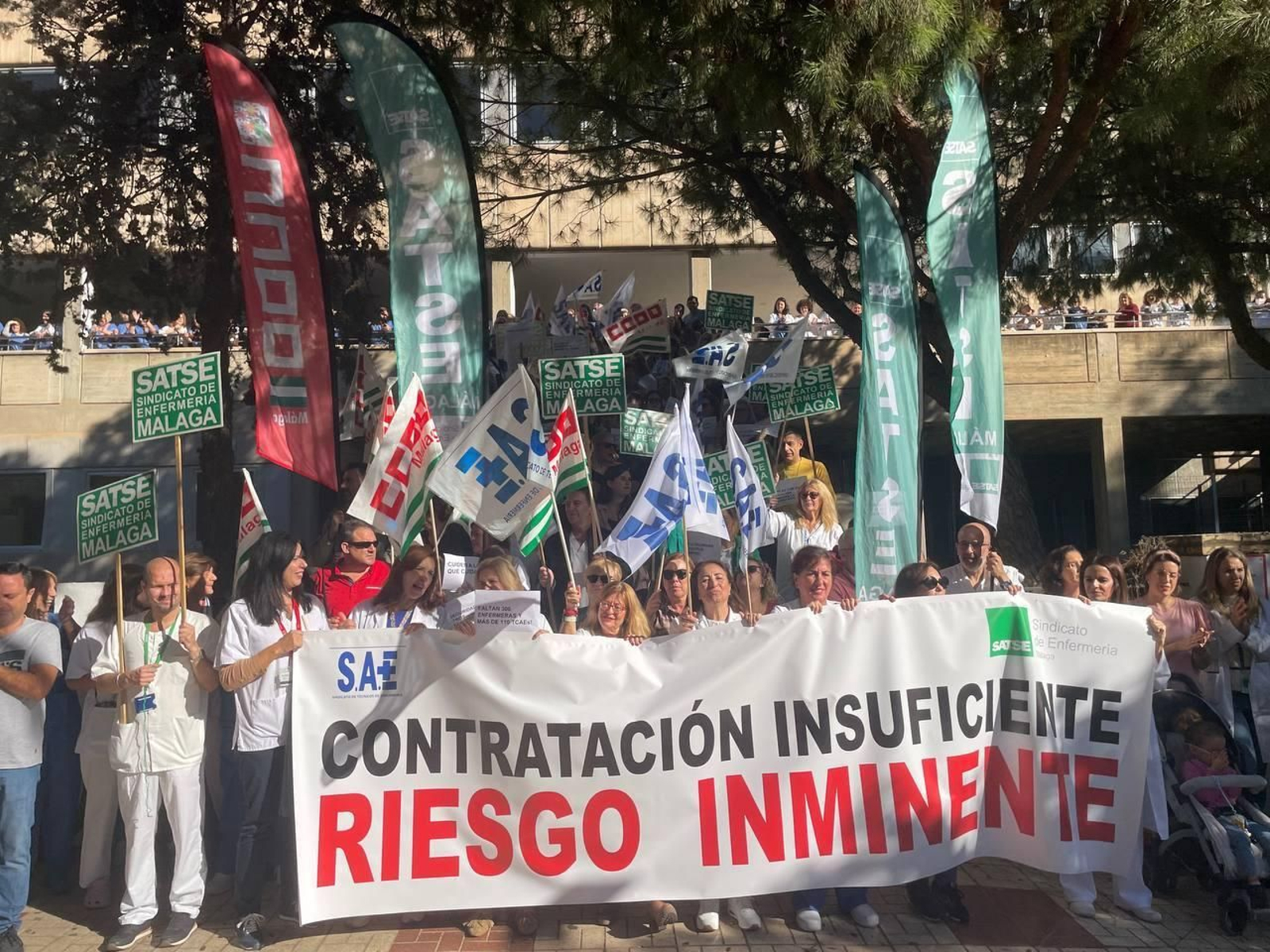 El personal sanitario concentrado en la entrada del Materno-Infantil de Málaga.