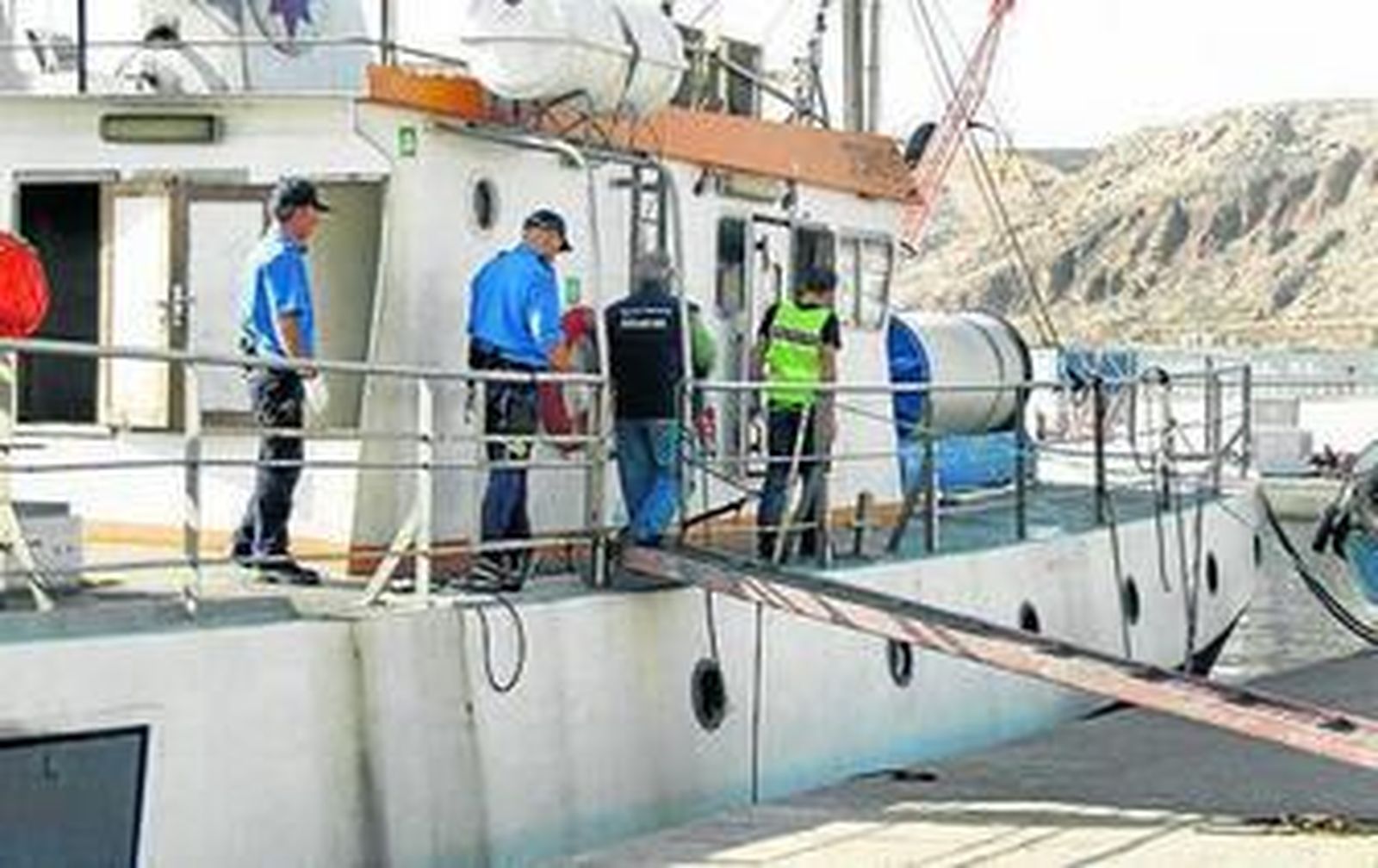 Los tripulantes del barco quisieron hacer desaparecer la droga.