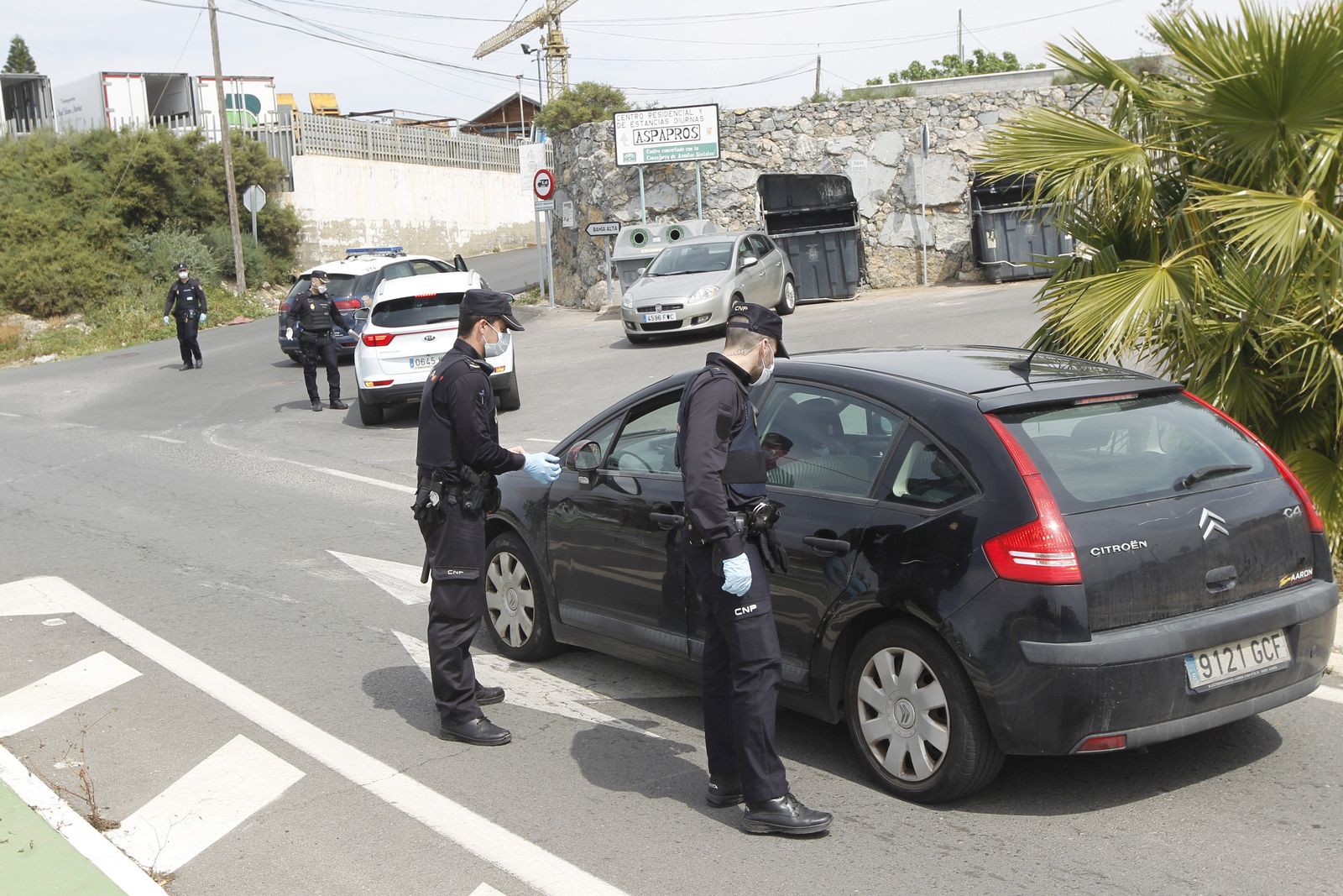 Agentes de la Policía Nacional durante un control en la carretera del Mamí, en la capital, durante el periodo del confinamiento