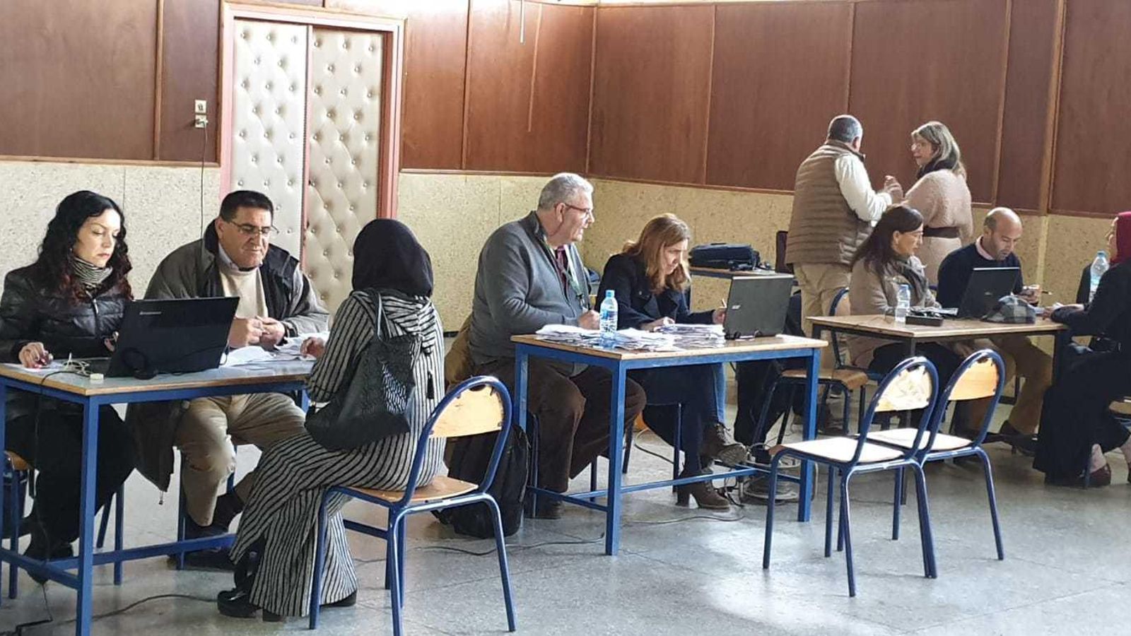 Los empresarios freseros contratando a las temporeras.