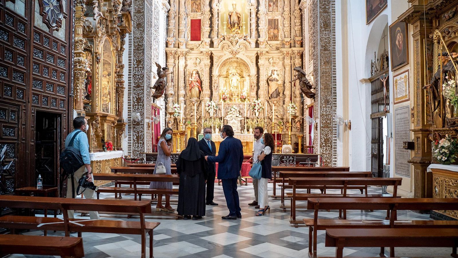 Visita del presidente de Cajasol a la iglesia del convento de San Leandro.
